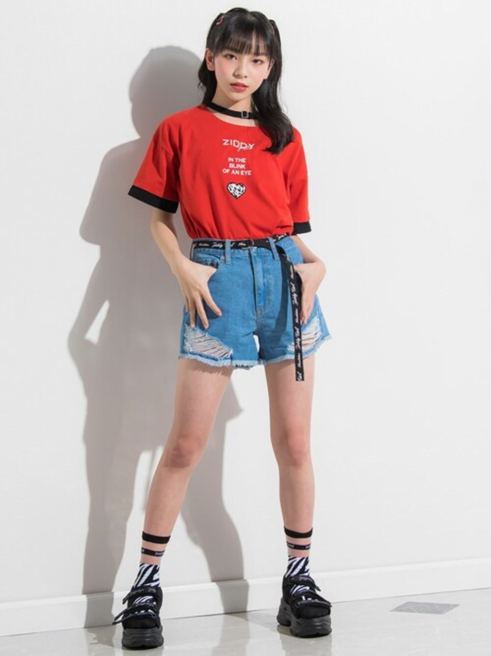 「Tシャツ、アニマル柄、チョーカー、ハート、ダメージデニムパンツ、ビタミンカラー、女の子、ZIDDY、チョーカーネック、ジディー」｜「ZIDDYのチョーカー リブ Tシャツ (130~160cm)（Tシャツ/カットソー、レッド系）」を使った、BEBE ONLINE STOREさん（キッズ・157cm）の春コーディネートの1枚目の写真