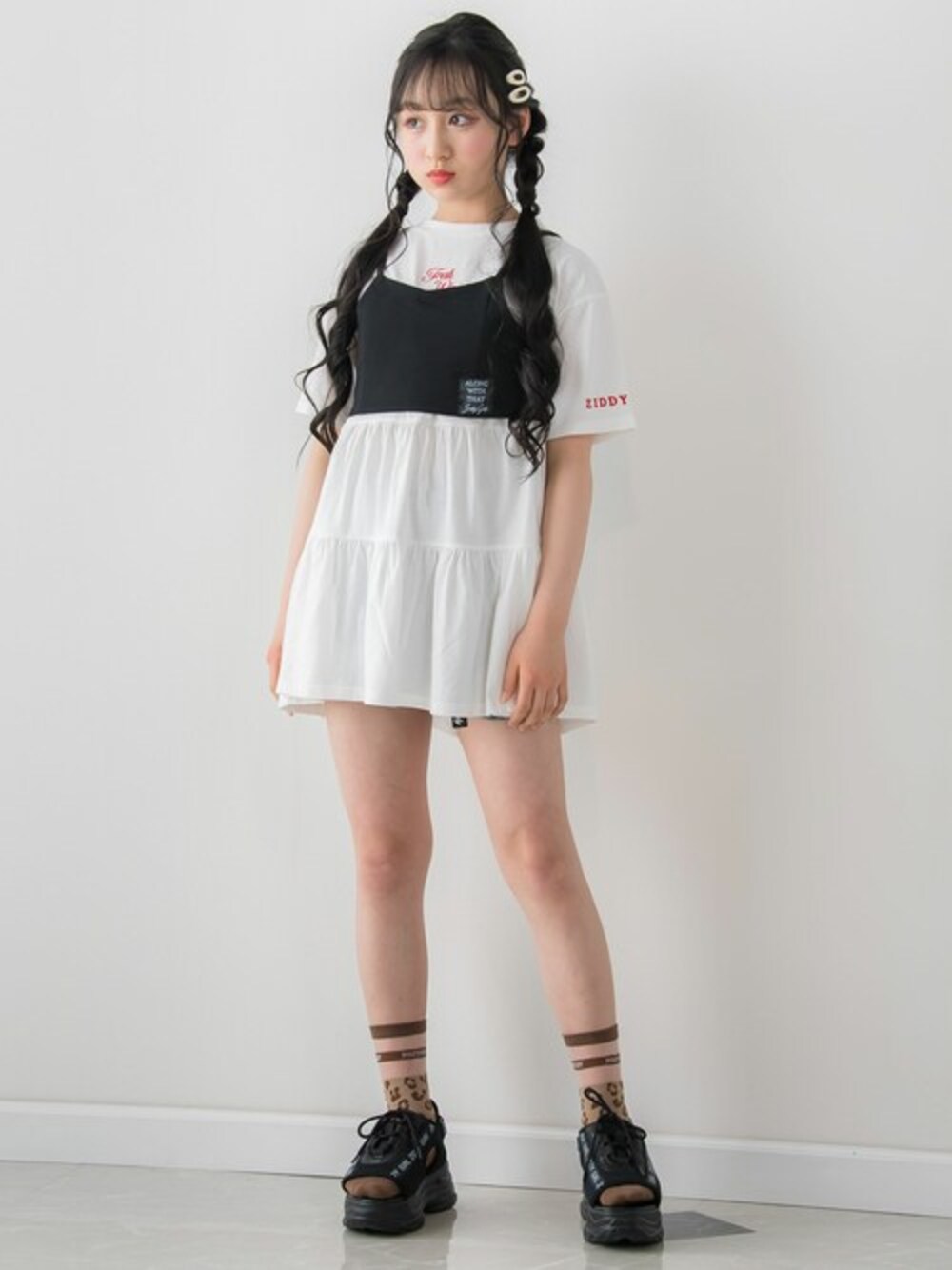 「Tシャツ、レイヤードスタイル、ビスチェ、ガーリー、女の子、甘辛mix、ミニワンピ、ティアードワンピース、ZIDDY、ジディー」｜「ZIDDYのティアード ワンピース + ビスチェ セット (130~160cm)（ワンピース、ホワイト系）」を使った、BEBE ONLINE STOREさん（キッズ・156cm）の春コーディネートの1枚目の写真