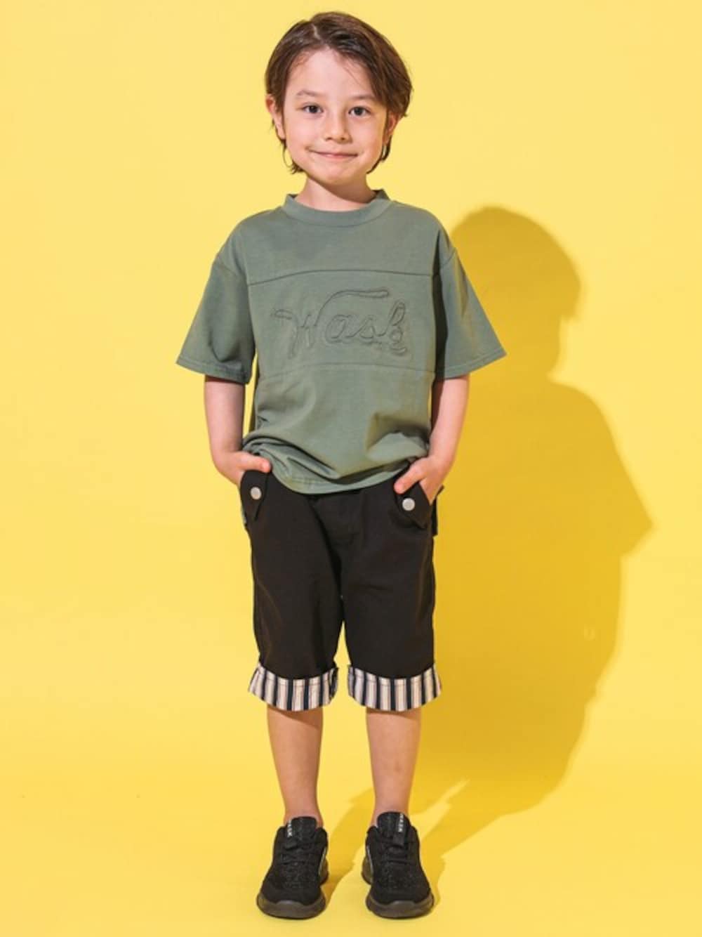 グリーン系のTシャツ/カットソー、ブラック系のその他パンツを着用したキッズの春コーディネートの1枚目の写真