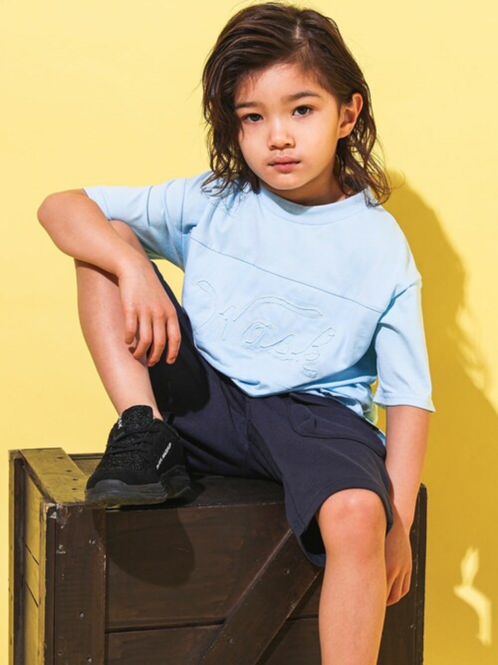 ブルー系のTシャツ/カットソー、ブルー系のスウェットパンツを着用したキッズの春コーディネートの1枚目の写真