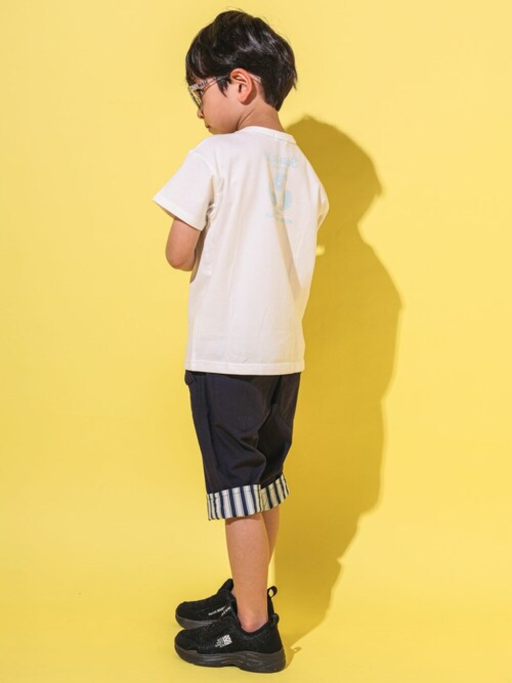 ホワイト系のTシャツ/カットソー、ブルー系のその他パンツを着用したキッズの春コーディネートの1枚目の写真