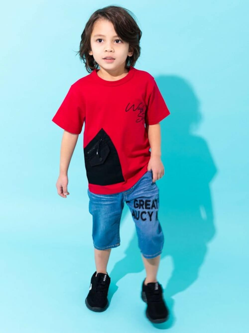 レッド系のTシャツ/カットソー、ブルー系のデニムパンツを着用したキッズの春コーディネートの1枚目の写真
