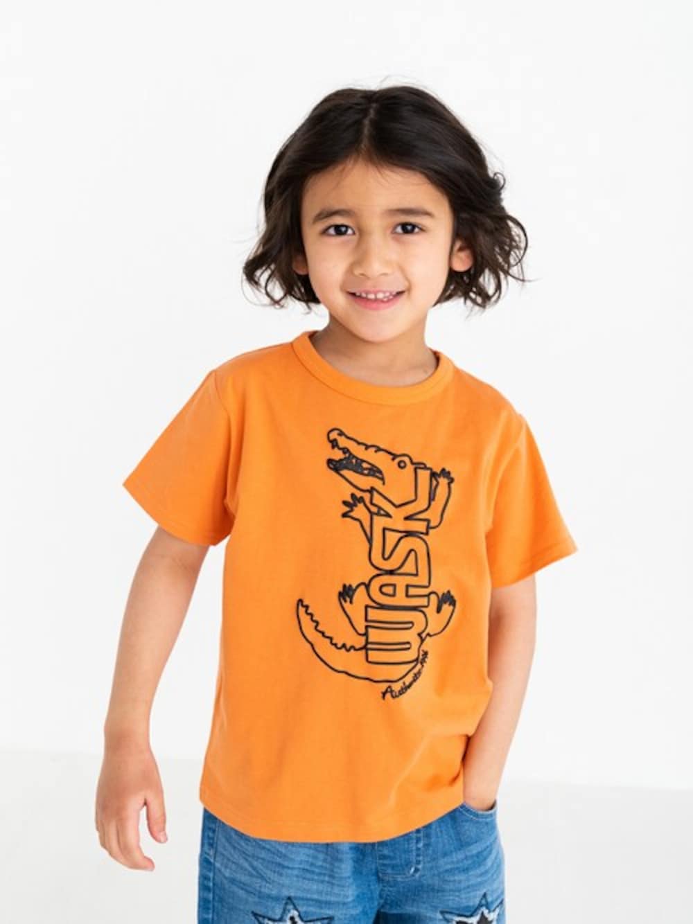 「男の子、ダメージデニムパンツ、ワニ、WASK、クロップドデニム、クロコダイル、カラーTシャツ、オレンジTシャツ、発砲プリント、ワスク」｜「WASKのWASK ロゴ 天竺 ゾウ ワニ Tシャツ (S~LL）（Tシャツ/カットソー、オレンジ系）」を使った、BEBE ONLINE STOREさん（キッズ・110cm）の春コーディネートの1枚目の写真