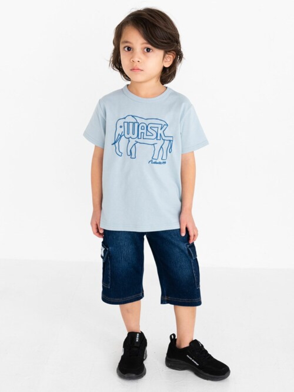 「カーゴパンツ、男の子、動物園、ブルーコーデ、夏コーデ、WASK、グラフィックＴ、Tシャツコーデ、スッキリコーデ、ワスク」｜「WASKのWASK ロゴ 天竺 ゾウ ワニ Tシャツ (S~LL）（Tシャツ/カットソー、ブルー系）」を使った、BEBE ONLINE STOREさん（キッズ・109cm）の春コーディネートの1枚目の写真