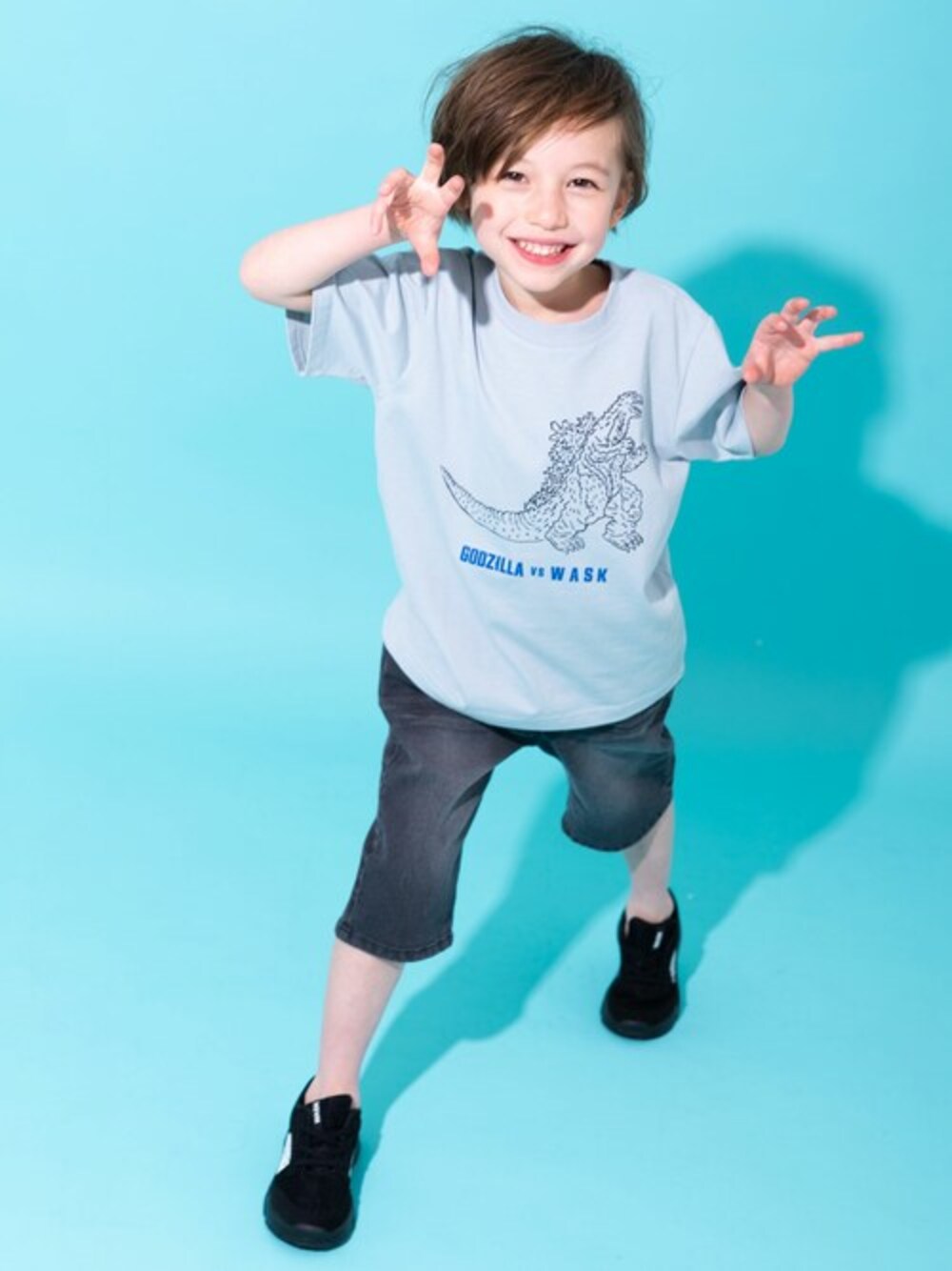 ブルー系のTシャツ/カットソー、ブラック系のデニムパンツを着用したキッズの春コーディネートの1枚目の写真