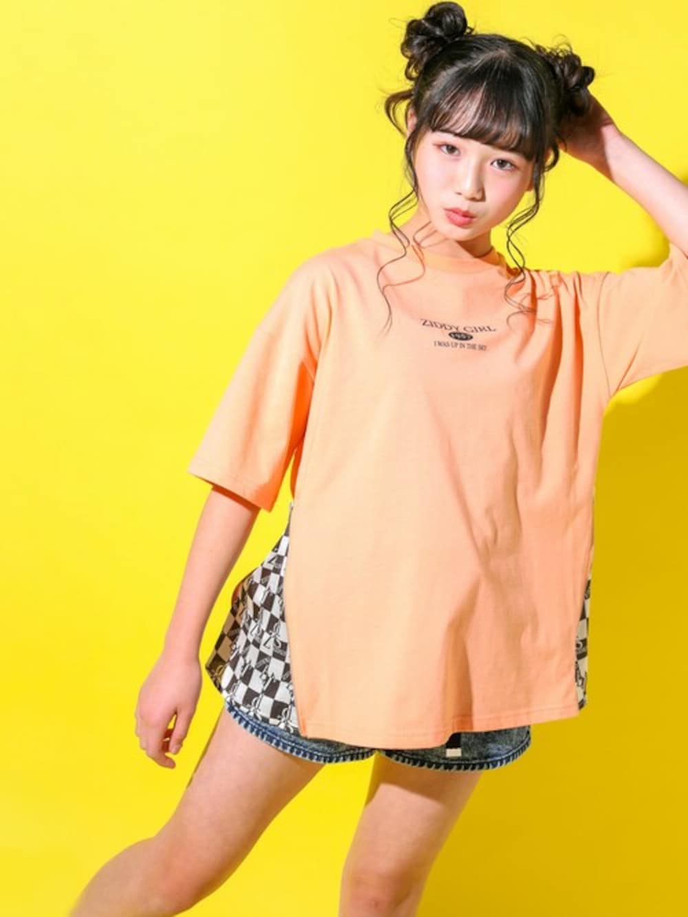 「デニムパンツ、ビタミンカラー、女の子、ワイドシルエット、ホットパンツ、サイドファスナー、BIGTシャツ、ZIDDY、JSガール、ジディー」｜「ZIDDYのサイド 切り替え Tシャツ (130~160cm)（Tシャツ/カットソー、オレンジ系）」を使った、BEBE ONLINE STOREさん（キッズ・152cm）の春コーディネートの1枚目の写真