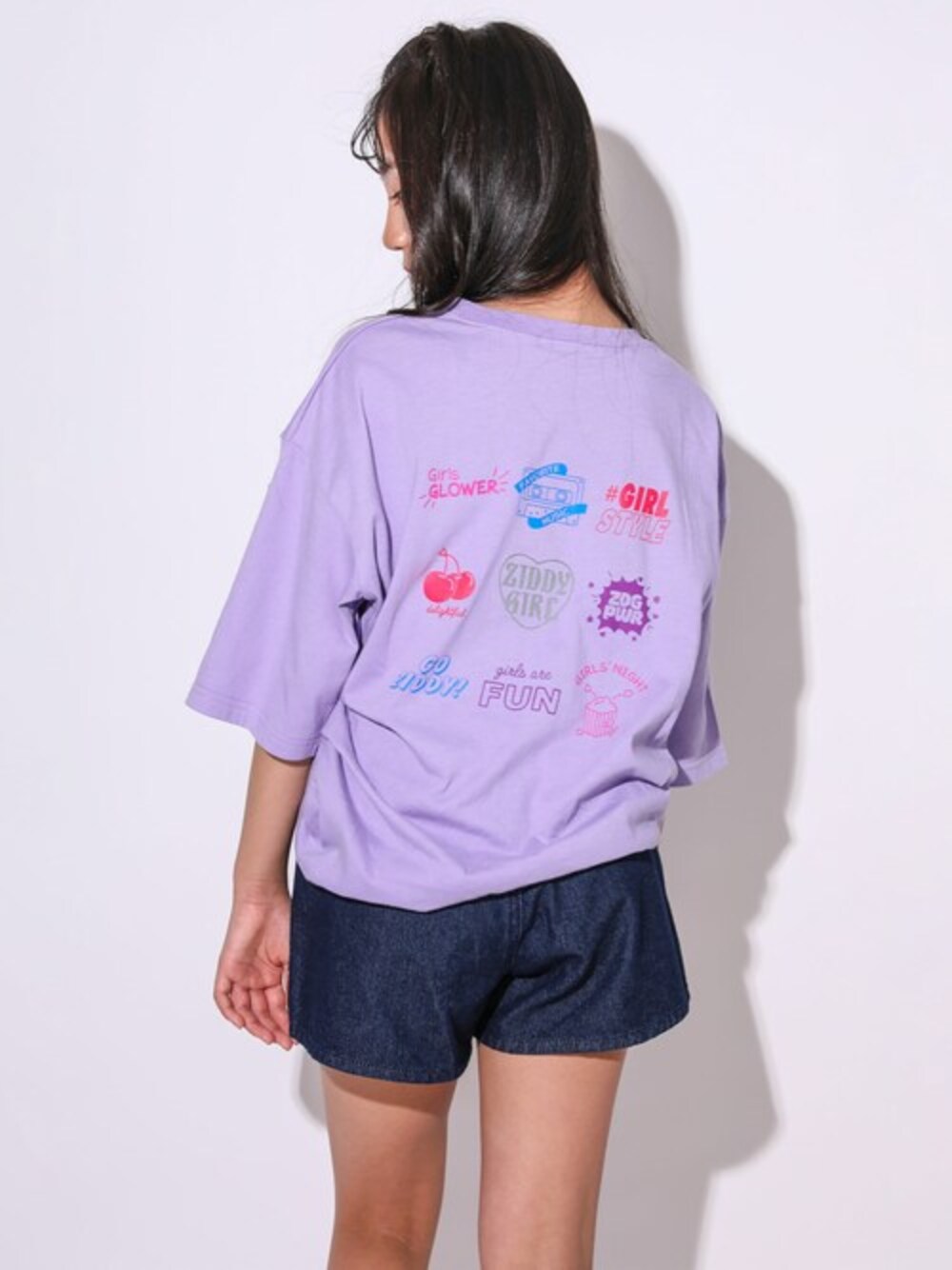 「ネオンカラー、女の子、音楽、ZIDDY、ニコプチ、ニコ☆プチ、JSガール、ziddyコーデ、ミュージックTシャツ、ジディー」｜「ZIDDYのZIDDY Music プリント Tシャツ (130~160cm)（Tシャツ/カットソー、パープル系）」を使った、BEBE ONLINE STOREさん（キッズ・141cm）の春コーディネートの1枚目の写真