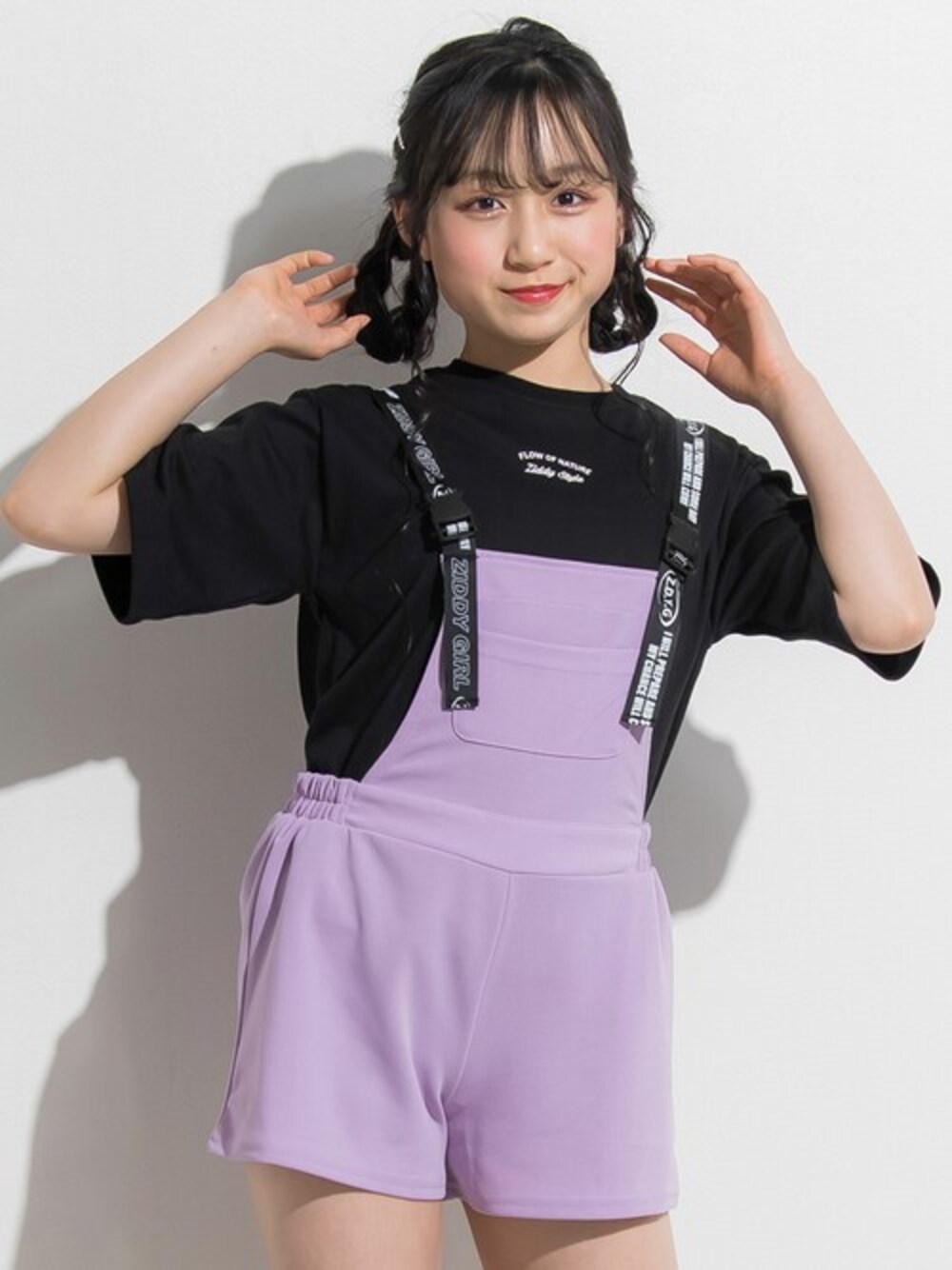 「サロペット、女の子、サロペットコーデ、アクティブコーデ、黒Tシャツ、パープル×黒、ZIDDY、2点セット、ジディー、コーディネートセット」｜「ZIDDYのサロペット + Tシャツ 2点 セット (130~160cm)（サロペット/オーバーオール、パープル系）」を使った、BEBE ONLINE STOREさん（キッズ・156cm）の春コーディネートの1枚目の写真