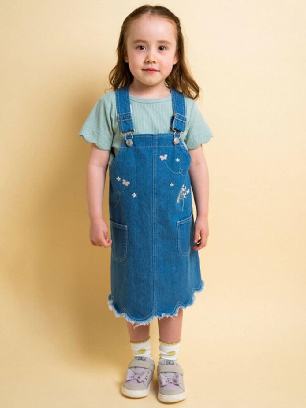 「デニム、ジャンパースカート、半袖Ｔシャツ、カジュアルコーデ、デイリーカジュアル、リブT、SLAPSLIP、スラップスリップ」｜「SLAP SLIPの花柄 刺繍 スカラップ デニム ジャンスカ (90~130cm)（サロペット/オーバーオール、ブルー系）」を使った、BEBE ONLINE STOREさん（キッズ・104cm）の春コーディネートの1枚目の写真