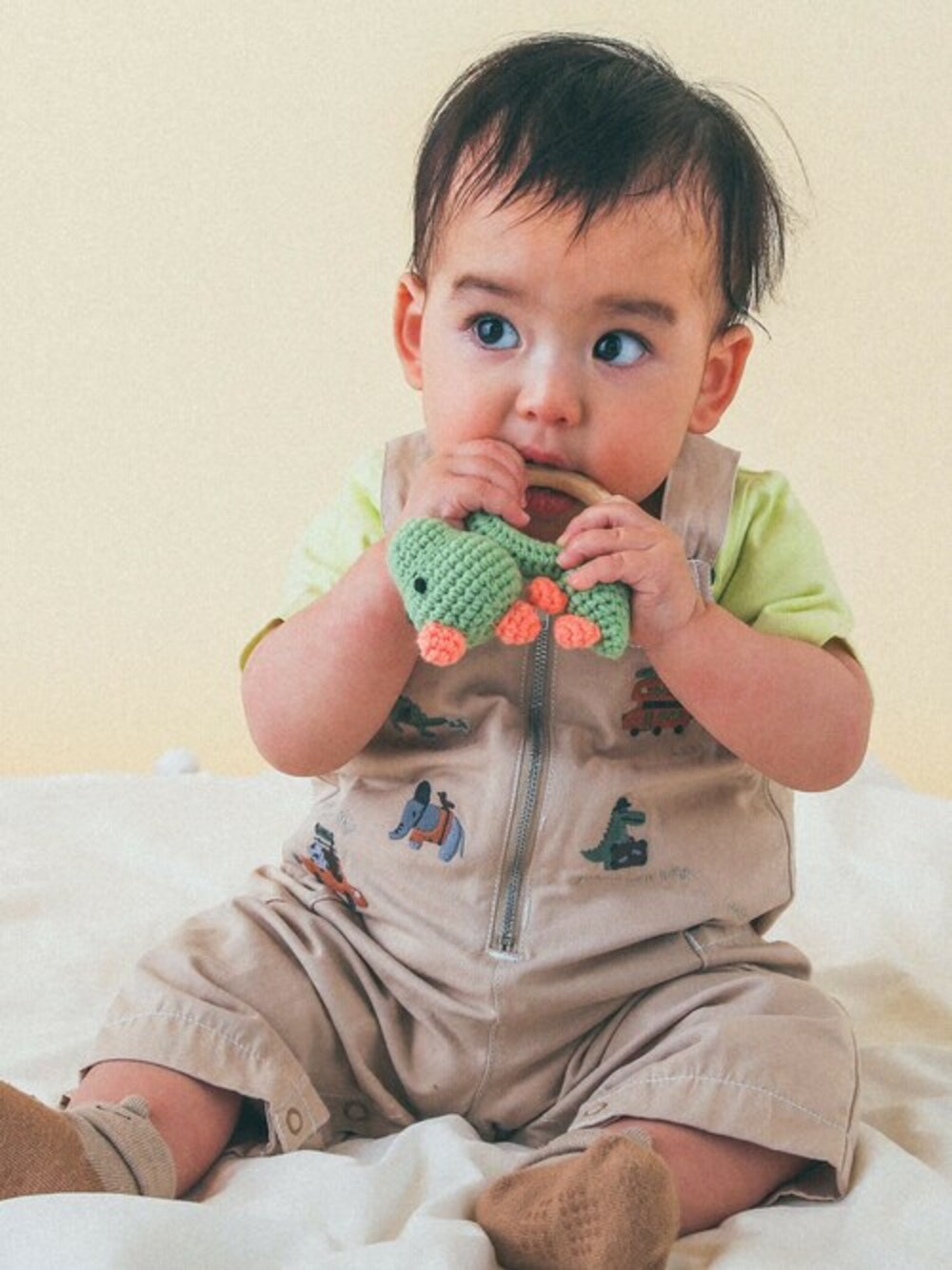 ベージュ系のロンパース、グリーン系のその他ベビー用品、ブラウン系のその他ベビー用品を着用したキッズの春コーディネートの1枚目の写真