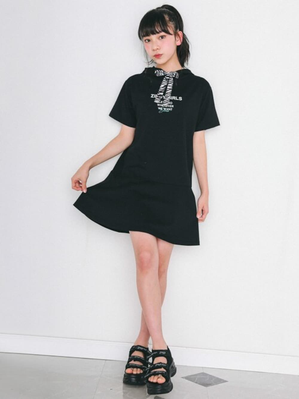 「ワンピース、ブラックコーデ、女の子、モノトーンコーデ、Tシャツワンピ、おんなのこ、ZIDDY、おとなっぽコーデ、マーメイドワンピース、ジディー」｜「ZIDDYのロゴプリント リボン フード ワンピース (130~160cm)（ワンピース、ブラック系）」を使った、BEBE ONLINE STOREさん（キッズ・159cm）の春コーディネートの1枚目の写真