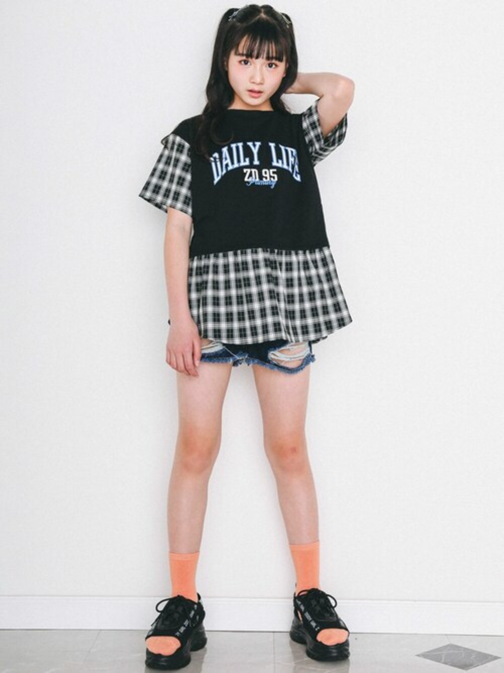 「ロゴT、チェックシャツ、ダメージデニムパンツ、女の子、ワイドシルエット、ZIDDY、BIGシルエット、アメカジコーデ、レイヤードTシャツ、ジディー」｜「ZIDDYのチェック 切り替え 裏毛 ロゴ レイヤード Tシャツ (130~160cm)（Tシャツ/カットソー、ブラック系）」を使った、BEBE ONLINE STOREさん（キッズ・155cm）の春コーディネートの1枚目の写真