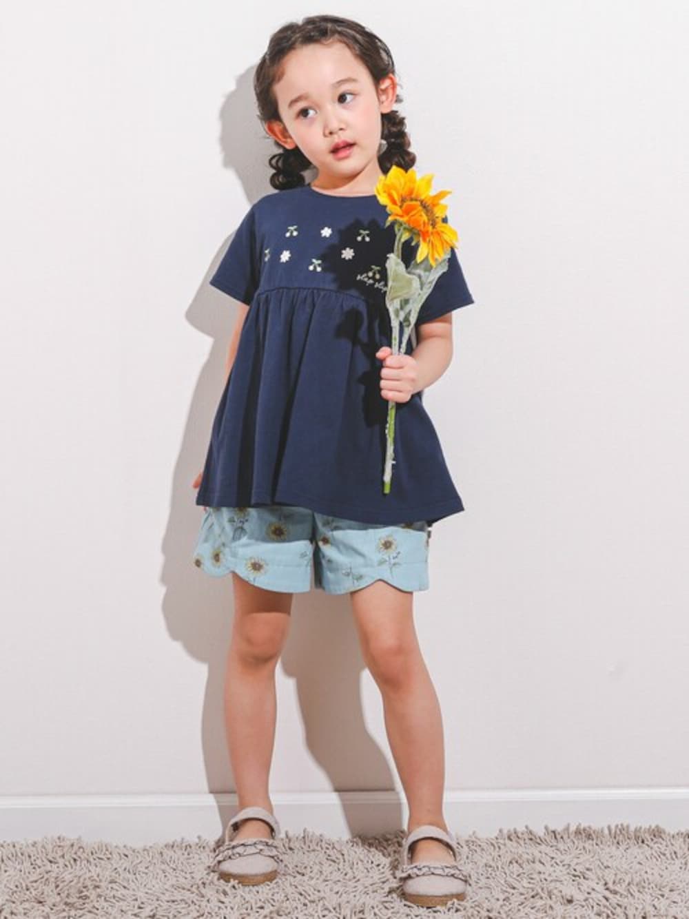 ブルー系のTシャツ/カットソー、ブルー系のその他パンツ、ベージュ系のサンダルを着用したキッズの春コーディネートの1枚目の写真