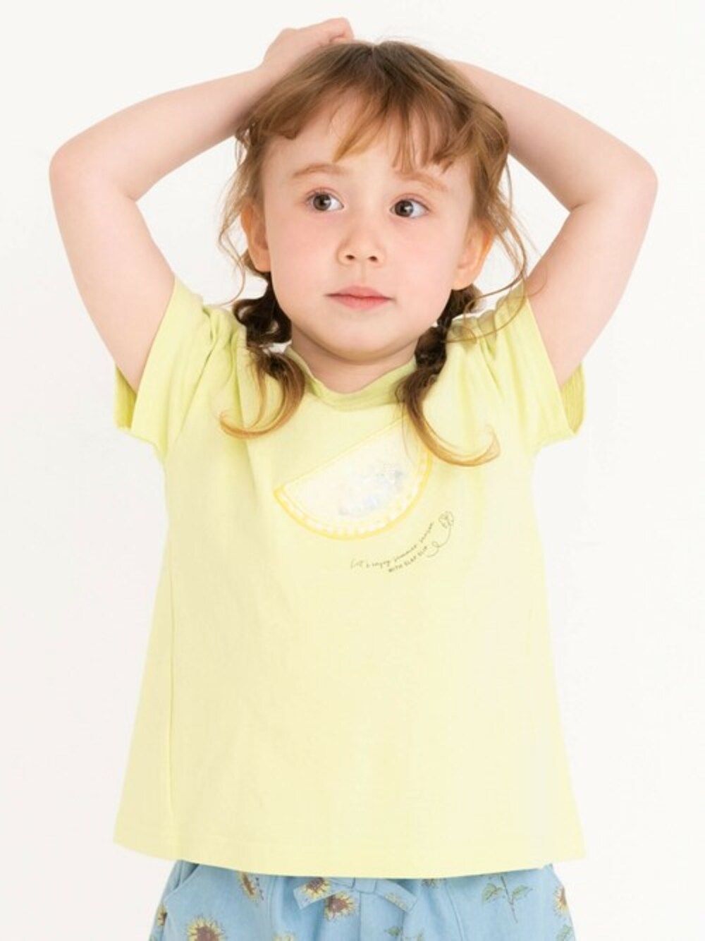 「デニム、夏休み、ショートパンツ、Tシャツ、ラメ、夏コーデ、ひまわり、レモン柄、SLAPSLIP、スラップスリップ」｜「SLAP SLIPのアイス レモン ラメ シフォン スパンコール Tシャツ (80~130cm)（Tシャツ/カットソー、イエロー系）」を使った、BEBE ONLINE STOREさん（キッズ・104cm）の夏コーディネートの1枚目の写真