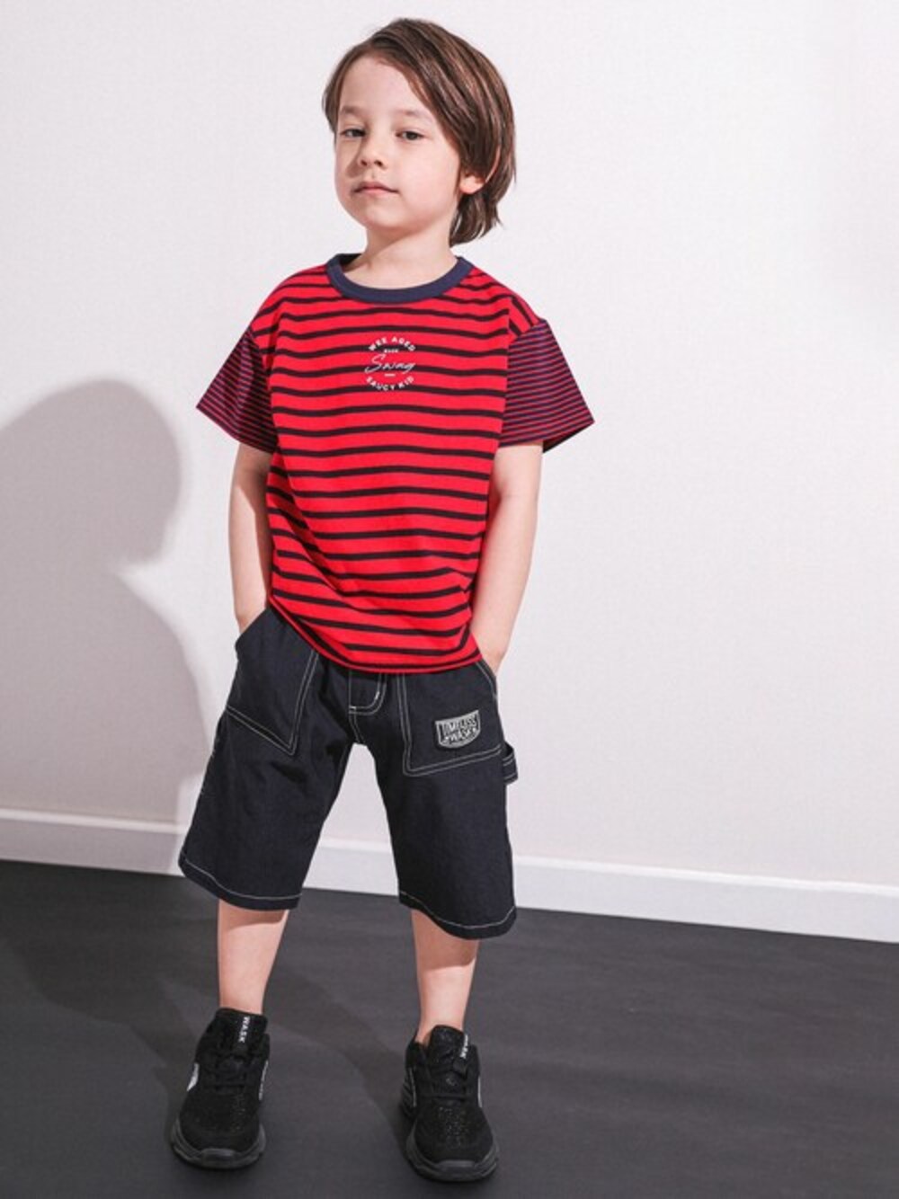 レッド系のTシャツ/カットソー、ブラック系のその他パンツを着用したキッズの夏コーディネートの1枚目の写真