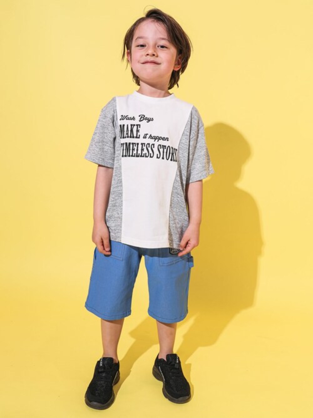 ホワイト系のTシャツ/カットソー、ブルー系のその他パンツを着用したキッズの夏コーディネートの1枚目の写真