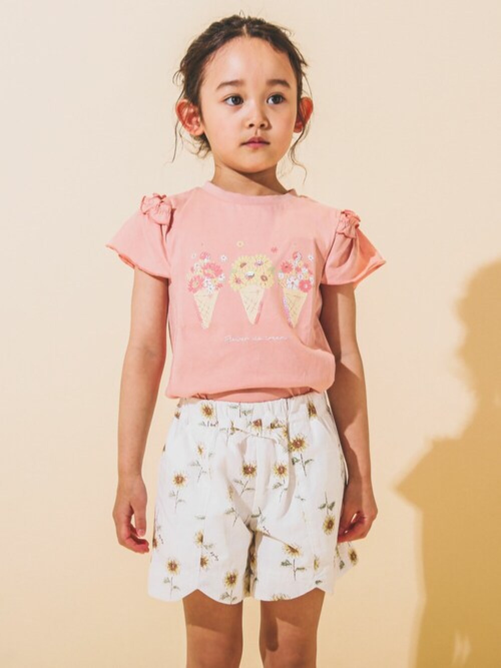 ピンク系のTシャツ/カットソー、ホワイト系のその他パンツを着用したキッズの夏コーディネートの1枚目の写真