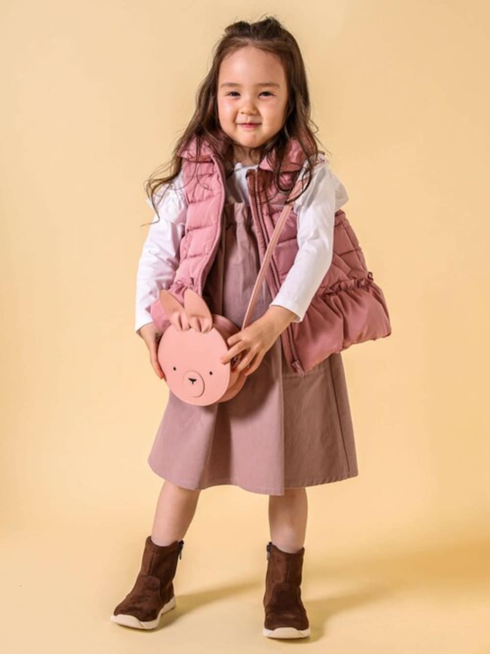 「ジャンパースカート、お出かけコーデ、キッズコーデ、女の子、カジュアルコーデ、女の子コーデ、秋コーデ、キッズファッション、Noeil aime BeBe、ノイユ エーム べべ」｜「Noeil aime BeBeのツイル Aライン 肩紐 コットン ポケット 付 ジャンパースカート (90~130cm)（ジャンパースカート、ピンク系）」を使った、BEBE ONLINE STOREさん（キッズ・104cm）の夏コーディネートの1枚目の写真
