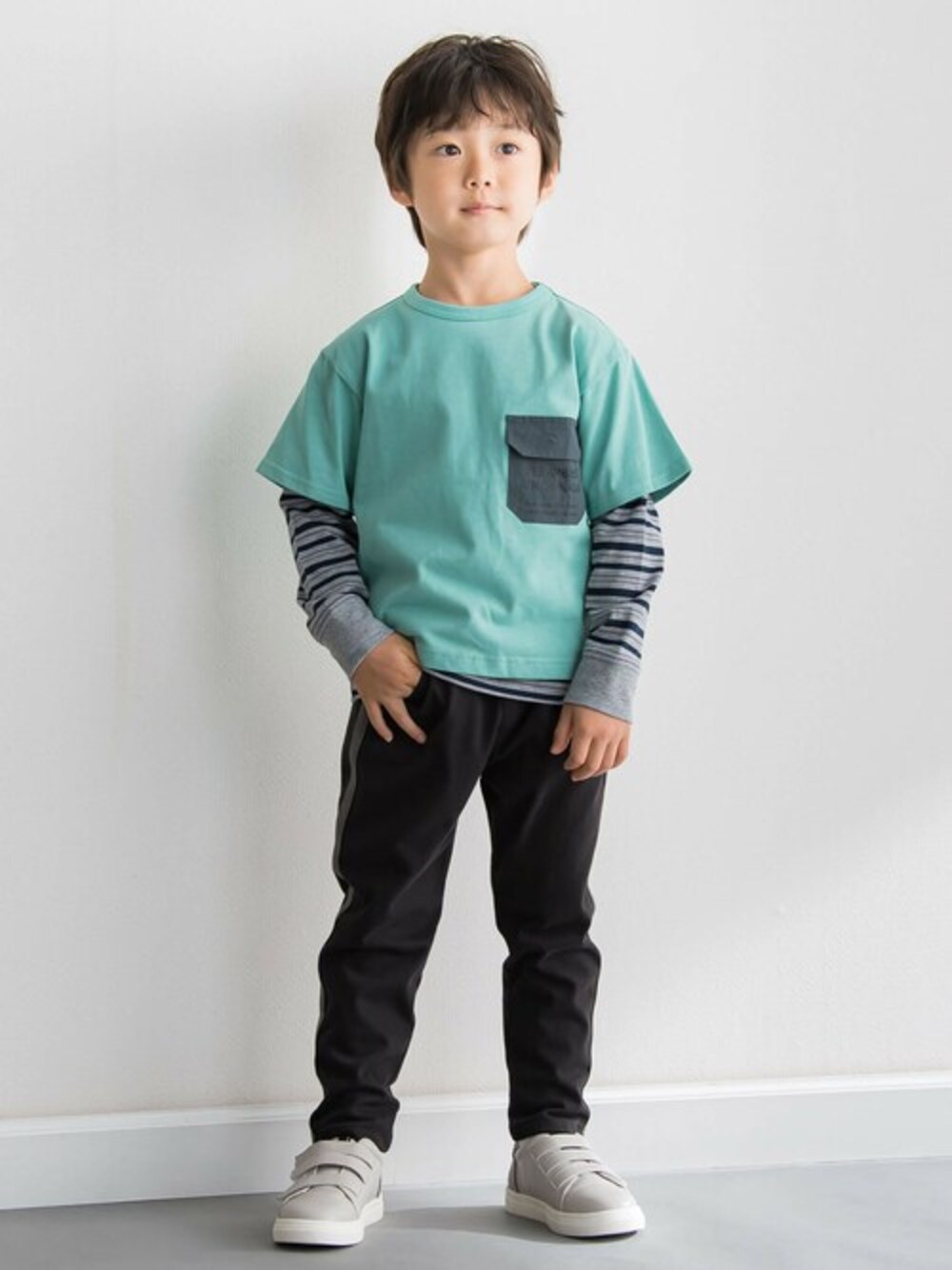 ブラック系のチノパンツ、グリーン系のTシャツ/カットソーを着用したキッズの夏コーディネートの1枚目の写真