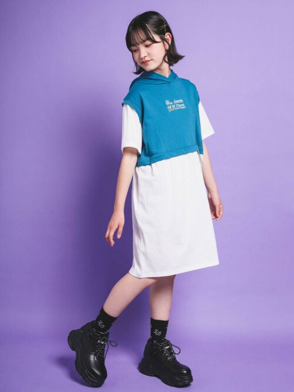 「ワンピース、スニーカーコーデ、女の子、春夏コーデ、スタイルアップ、ドッキングワンピ、女の子コーデ、ZIDDY、ティーンズ、ジディー」｜「ZIDDYの【 ニコ☆プチ 掲載 】 チェーン 付き フード ベスト ドッキング ワンピース (130~160cm)（ワンピース、グリーン系）」を使った、BEBE ONLINE STOREさん（キッズ・151cm）の秋コーディネートの1枚目の写真