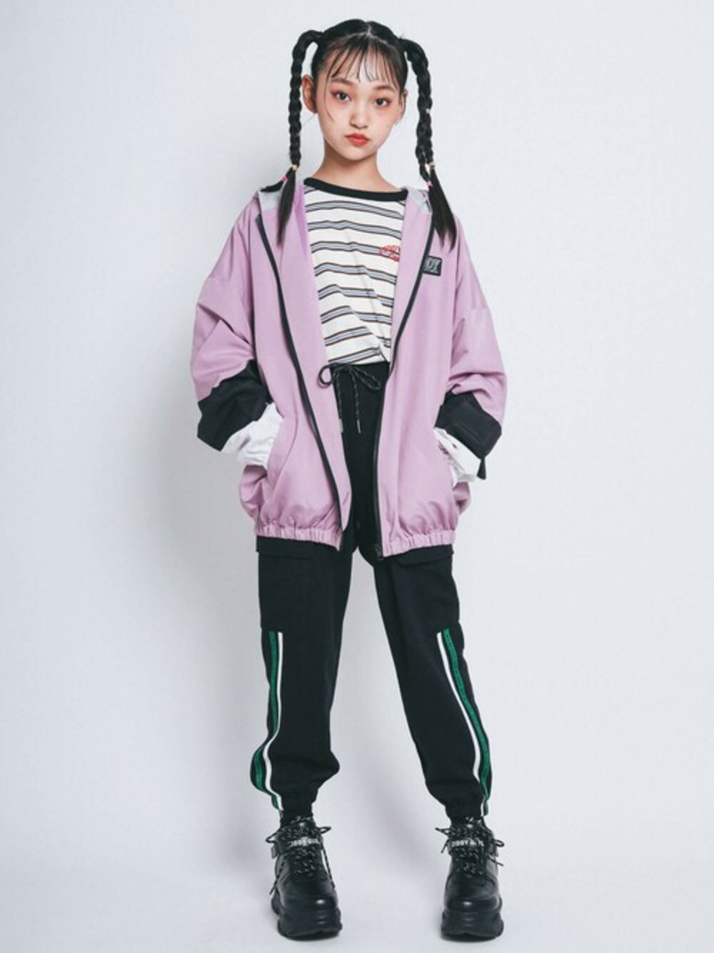 「スニーカー、パーカー、カーゴパンツ、キッズコーデ、スポーティー、パンツスタイル、デイリーカジュアル、キッズファッション、ZIDDY、ジディー」｜「ZIDDYの【 ニコ☆プチ 掲載 】 バック ロゴ プリント 袖 配色 パーカー (130~160cm)（その他アウター、パープル系）」を使った、BEBE ONLINE STOREさん（キッズ・153cm）の秋コーディネートの1枚目の写真