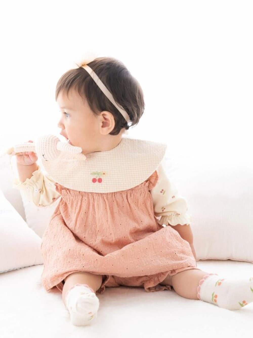 「カジュアル、ヘアバンド、ベビー、ガーリー、女の子、女の子コーデ、ベビーコーデ、秋コーデ、SLAPSLIP、スラップスリップ」｜「SLAP SLIP BABYのチェリー フリル ソックス ベビー (9~12cm)（ソックス/靴下、ホワイト系）」を使った、BEBE ONLINE STOREさん（キッズ・70cm）の秋コーディネートの1枚目の写真