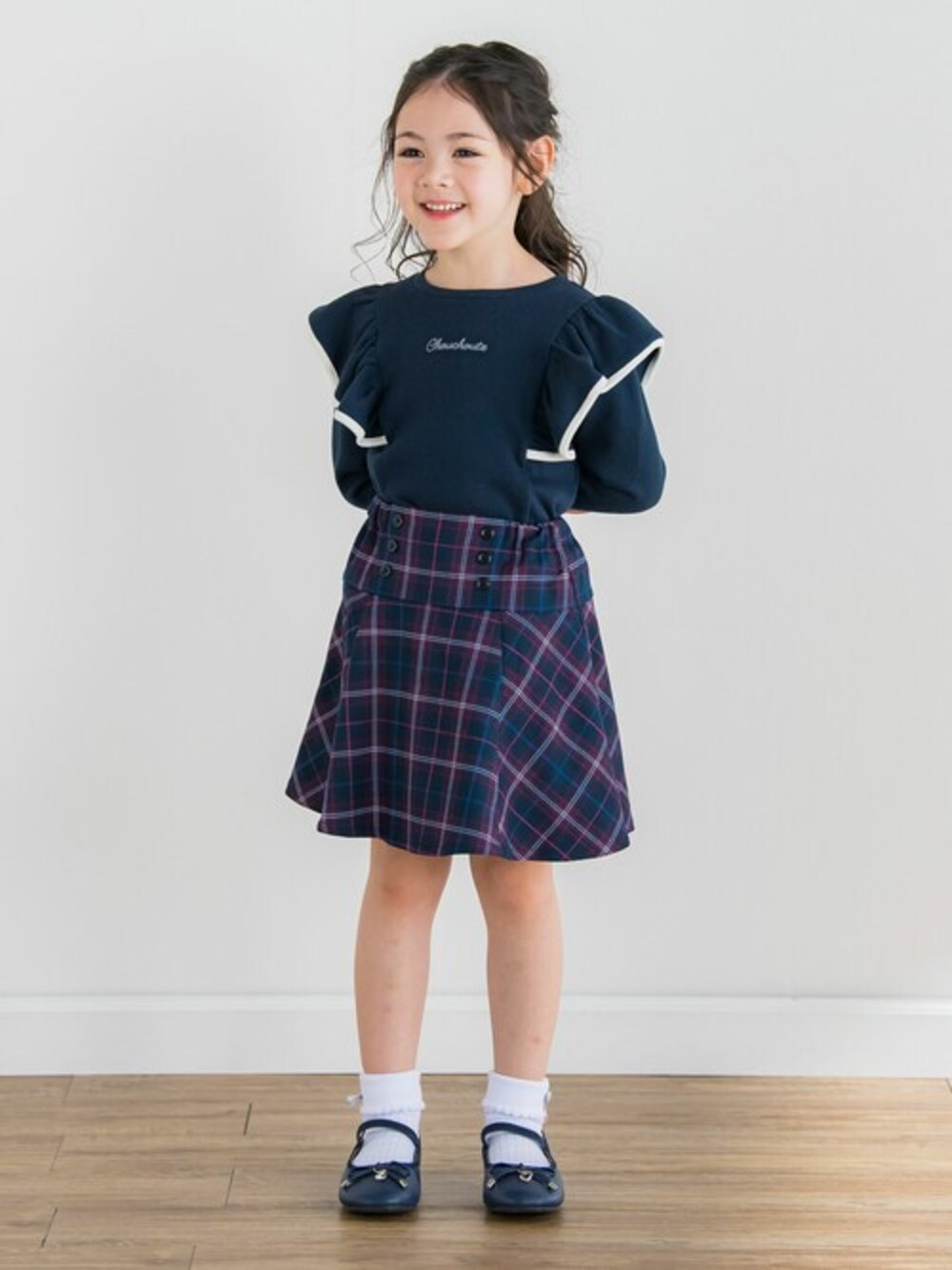 ブルー系のスウェット、パープル系のスカートを着用したキッズの秋コーディネートの1枚目の写真