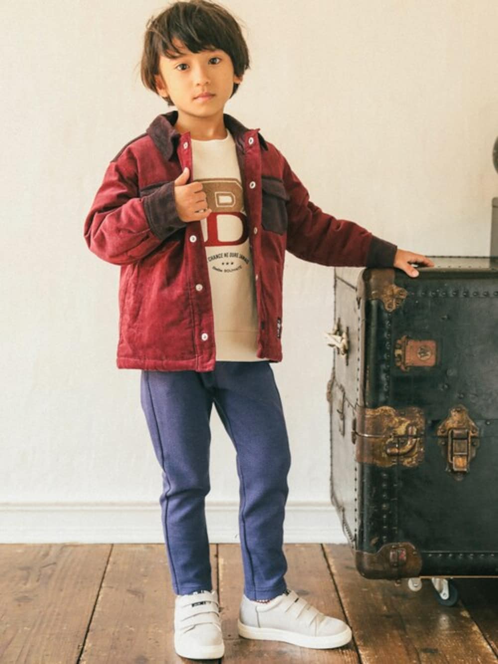 「スウェット、アウター、コーデュロイ、お出かけコーデ、BeBe、男の子、カジュアルコーデ、小学生、通学コーデ、べべ」｜「BeBeのBeBe/コールテンストレッチジャケット(100~150cm)（その他アウター、レッド系）」を使った、BEBE ONLINE STOREさん（キッズ・109cm）の秋コーディネートの1枚目の写真