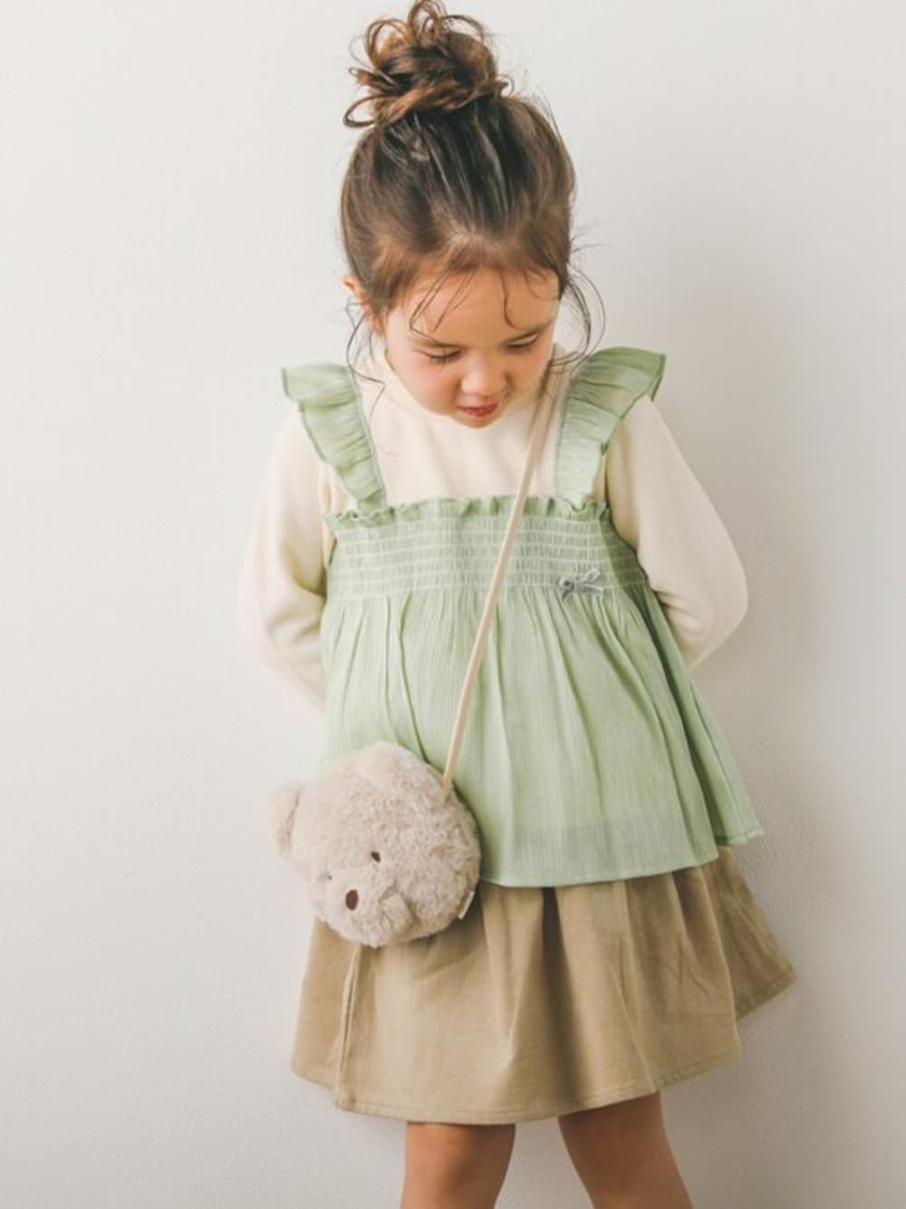 「カジュアル、ガーリー、お出かけコーデ、キッズコーデ、女の子、カジュアルコーデ、女の子コーデ、キッズファッション、SLAPSLIP、スラップスリップ」｜「SLAP SLIPのコールテン チェリー ロゴ 刺繍 コットン ギャザー スカート (90~130cm)（スカート、ベージュ系）」を使った、BEBE ONLINE STOREさん（キッズ・104cm）の秋コーディネートの1枚目の写真