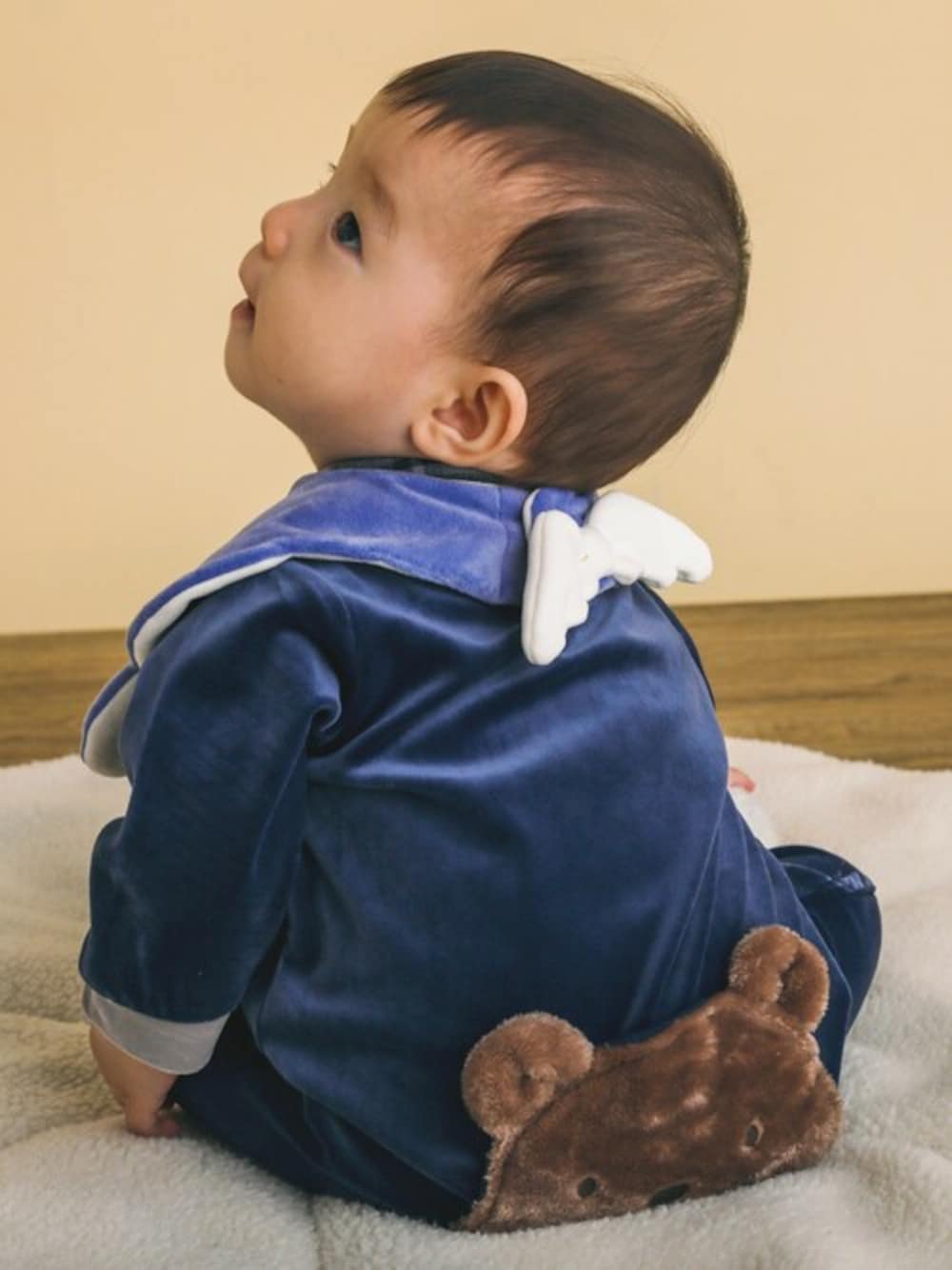 「チェック、ロンパース、ベロア、くまさん、天使、羽、SLAPSLIP、男の子ベビー、スラップスリップ、あざとかわいい」｜「SLAP SLIP BABYの立体 羽 モチーフ 付 ベロアフリース スタイ ベビー（スタイ/よだれかけ、ブルー系）」を使った、BEBE ONLINE STOREさん（キッズ・70cm）の冬コーディネートの1枚目の写真