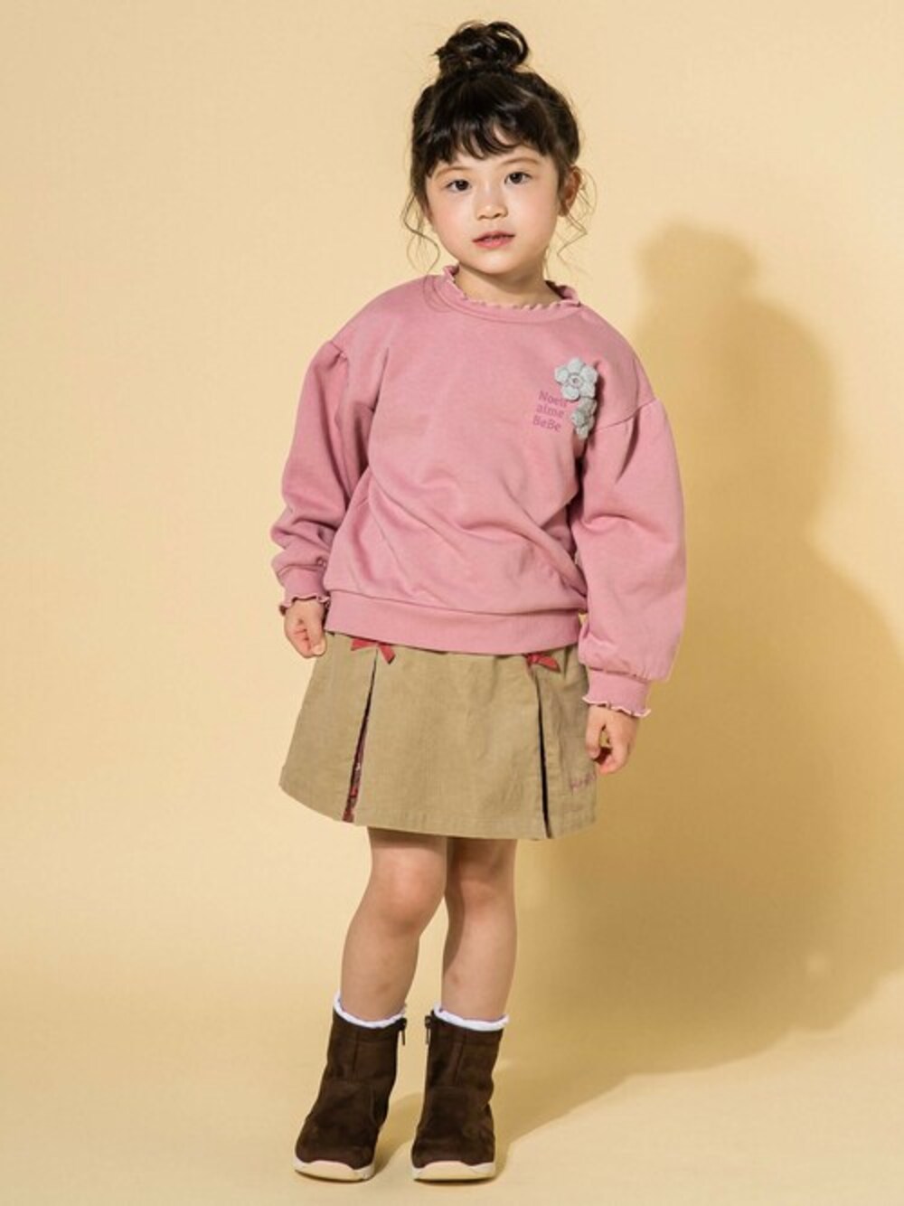 「フラワー、花柄、ショートパンツ、リボン、無地、キュロット、可愛い、女の子、カジュアルコーデ、Noeil aime BeBe」｜「Noeil aime BeBeのシンプル ショート ブーツ (15~20cm)（ブーツ、ブラウン系）」を使った、BEBE ONLINE STOREさん（キッズ・110cm）の冬コーディネートの1枚目の写真