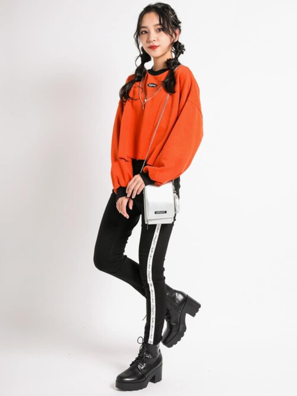 「スウェット、ネックレス、プレッピー、切り替え、シンプルコーデ、ダンス、女の子、通学コーデ、ZIDDY、おしゃれさんと繋がりたい」｜「ZIDDYの裾 切り替え デザイン ネックレス 付 トレーナー (130~160cm)（スウェット、オレンジ系）」を使った、BEBE ONLINE STOREさん（キッズ・150cm）の冬コーディネートの1枚目の写真