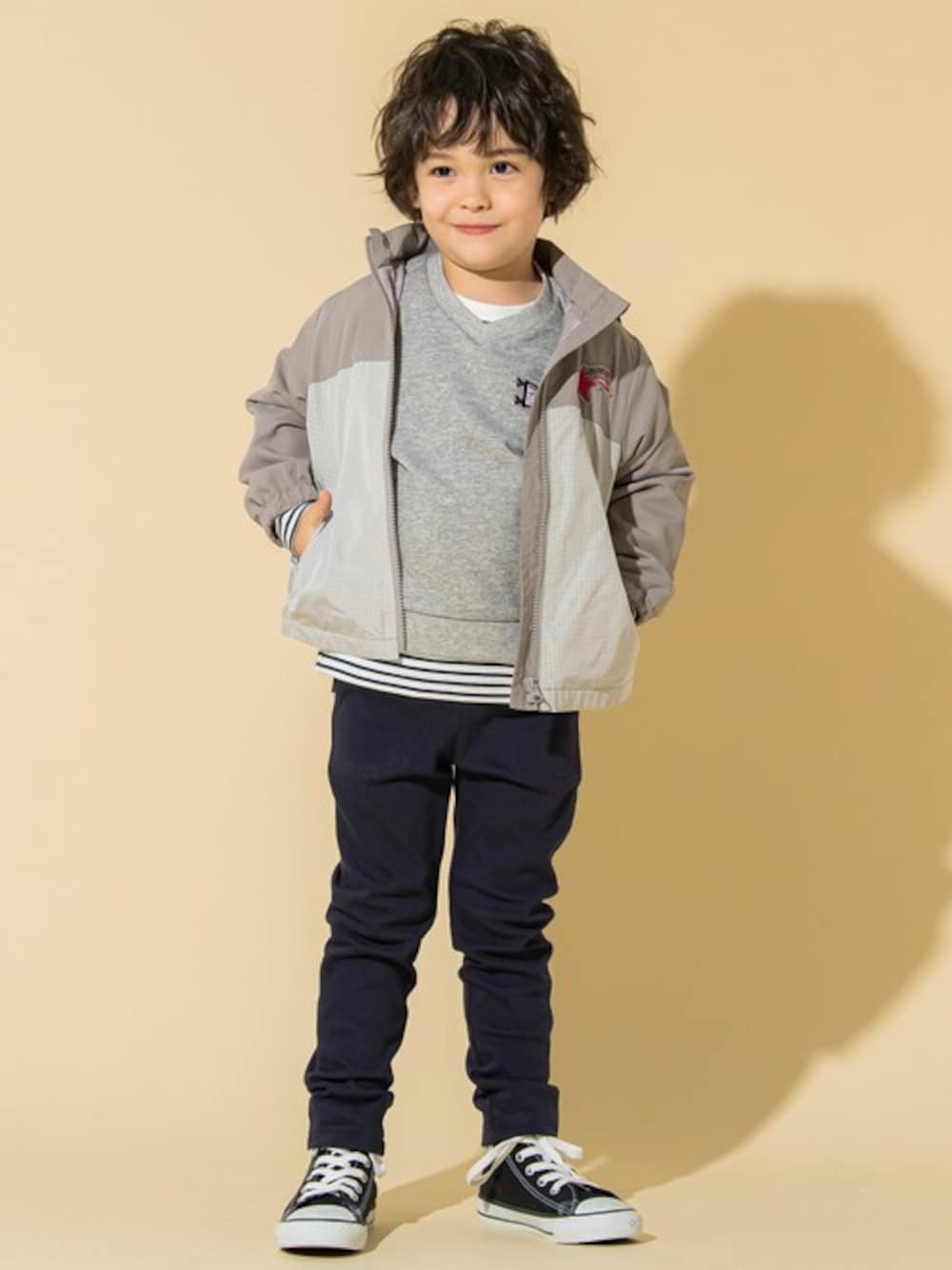 「カジュアル、Tシャツ、ベスト、男の子、パンツスタイル、通学コーデ、セットアイテム、お洒落さんとつながりたい、通園コーデ、Noeil aime BeBe」｜「Noeil aime BeBeの2点 セット フラッグ 刺繍 裏毛 ベスト ＋ ベア フライス ボーダー Tシャツ セット (80~130cm)（その他トップス、グレー系）」を使った、BEBE ONLINE STOREさん（キッズ・110cm）の春コーディネートの1枚目の写真
