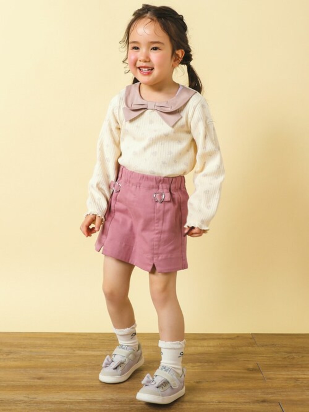 「ショートパンツ、ガーリー、ハート、キュロット、春コーデ、長袖Tシャツ、スカパン、デイリーカジュアル、花柄トップス、リボン襟」｜「SLAP SLIPのリボン 襟 花柄 長袖 Tシャツ (80~130cm)（Tシャツ/カットソー、ピンク系）」を使った、BEBE ONLINE STOREさん（キッズ・110cm）の春コーディネートの1枚目の写真