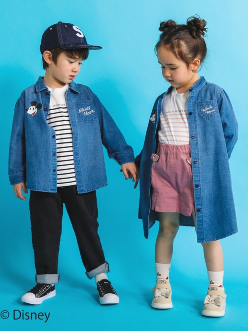 ブルー系のシャツ/ブラウス、ブルー系のシャツワンピース、ブラック系のTシャツ/カットソーを着用したキッズの春コーディネートの1枚目の写真