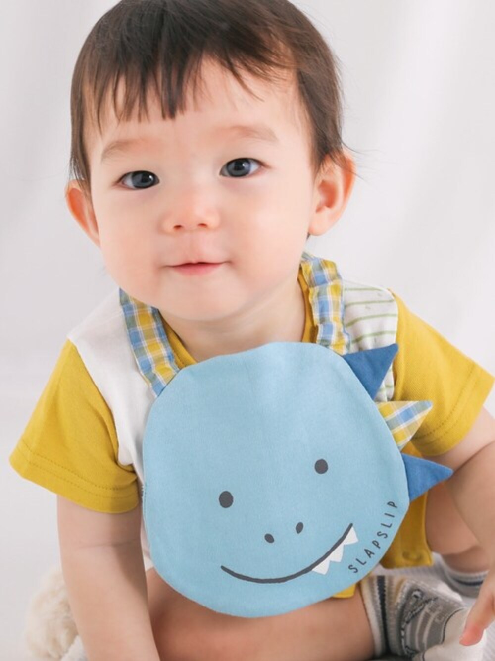 「ボーイッシュ、休日スタイル、お出かけコーデ、男の子、春夏コーデ、おそろいコーデ、男の子コーデ、ベビーコーデ、SLAPSLIP、スラップスリップ」｜「SLAP SLIP BABYのコットン チェック 柄 配色 恐竜 フェイス 天竺 スタイ ベビー（スタイ/よだれかけ、ブルー系）」を使った、BEBE ONLINE STOREさん（キッズ・71cm）の春コーディネートの1枚目の写真