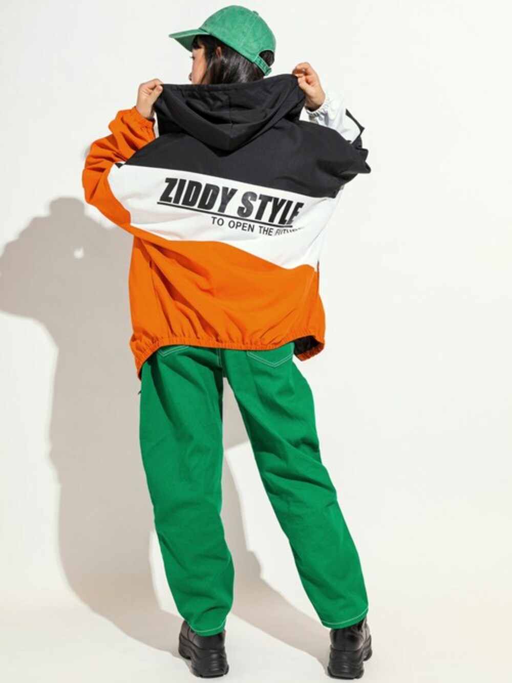 オレンジ系のその他トップス、グリーン系のその他パンツ、グリーン系のキャップを着用したキッズの春コーディネートの1枚目の写真