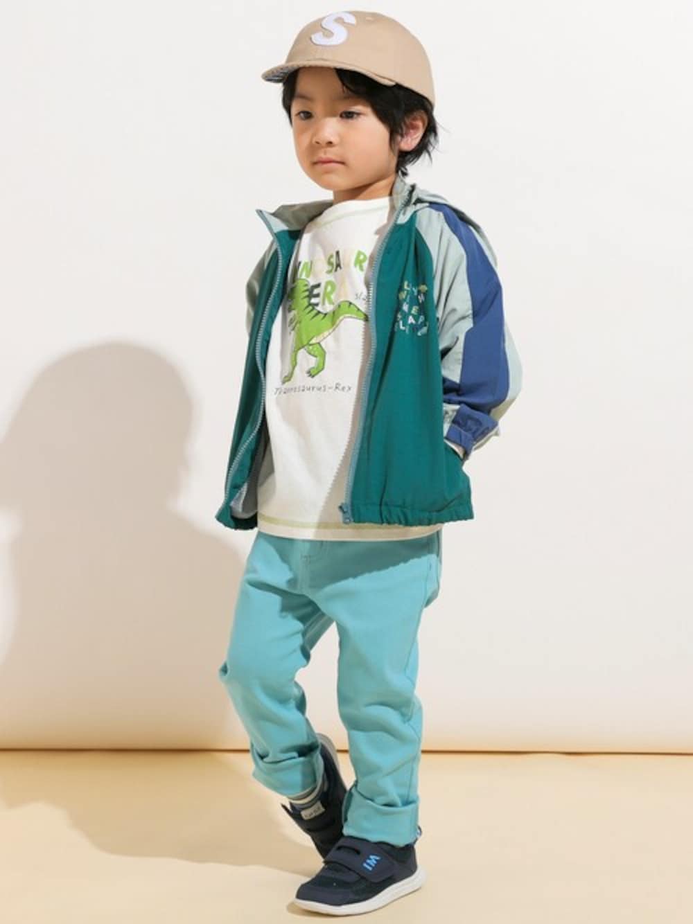 グリーン系のブルゾン、ホワイト系のTシャツ/カットソー、ブルー系のその他パンツを着用したキッズの春コーディネートの1枚目の写真