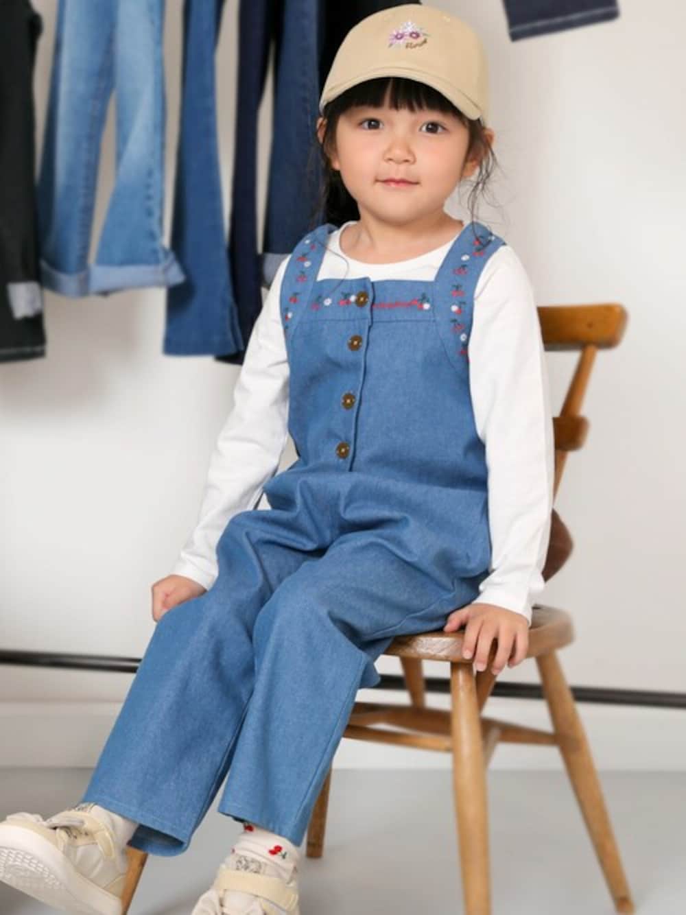 「デニム、セットアップ、ロンT、ビスチェ、デニムパンツ、春コーデ、ピクニック、女の子コーデ、SLAPSLIP、スラップスリップ」｜「SLAP SLIPのチェリー 刺繍 デニム レース セットアップ (80~130cm)（つなぎ/オールインワン、ブルー系）」を使った、BEBE ONLINE STOREさん（キッズ・110cm）の春コーディネートの1枚目の写真
