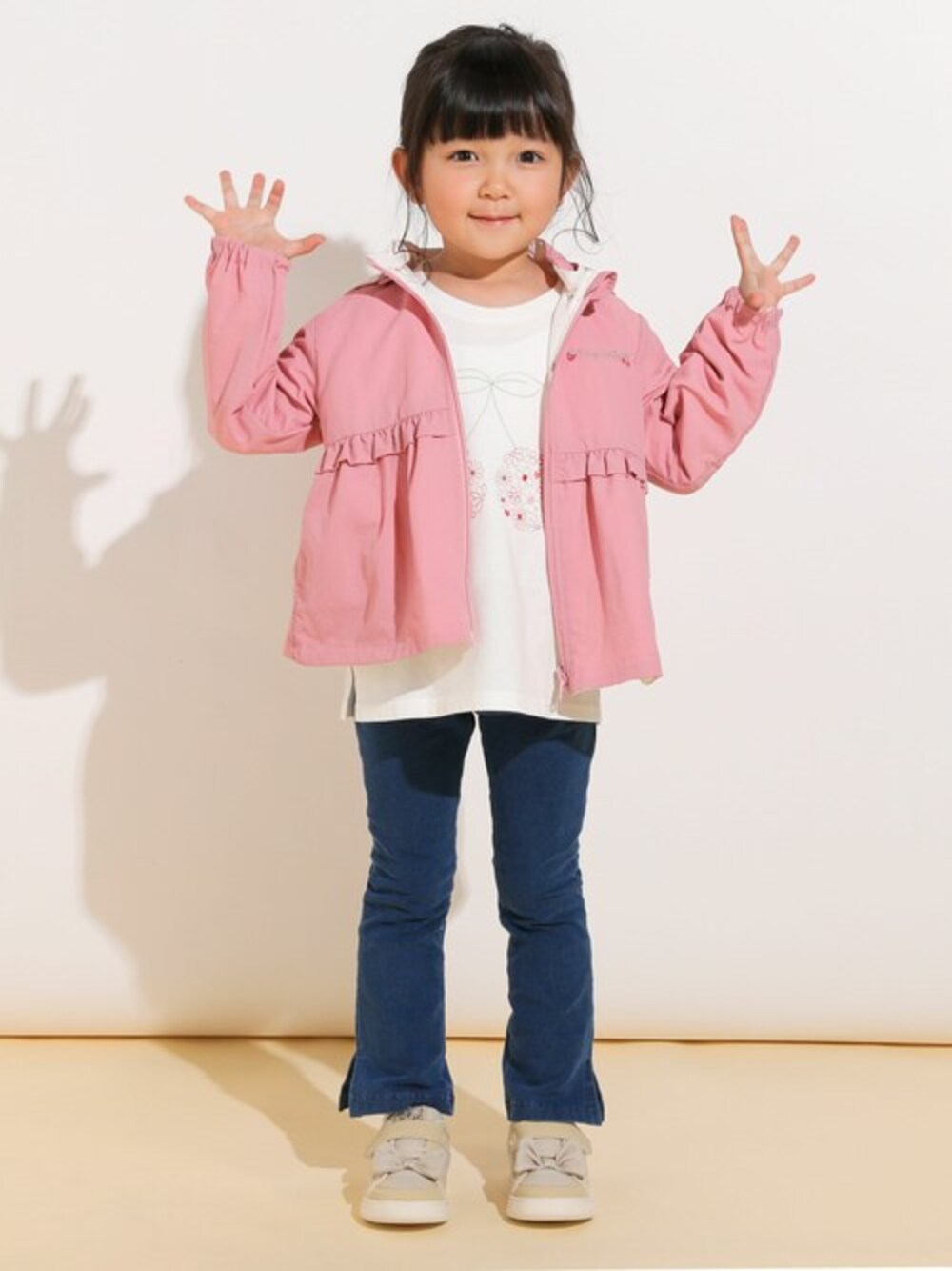 「ブルゾン、デニムパンツ、春コーデ、羽織り、ピクニック、ナイロンパーカー、女の子コーデ、フレアデニム、SLAPSLIP、スラップスリップ」｜「SLAP SLIPの無地 チェリー 柄 フード 付 リバーシブル タフタ ジャケット (80~130cm)（ブルゾン、ピンク系）」を使った、BEBE ONLINE STOREさん（キッズ・110cm）の春コーディネートの1枚目の写真