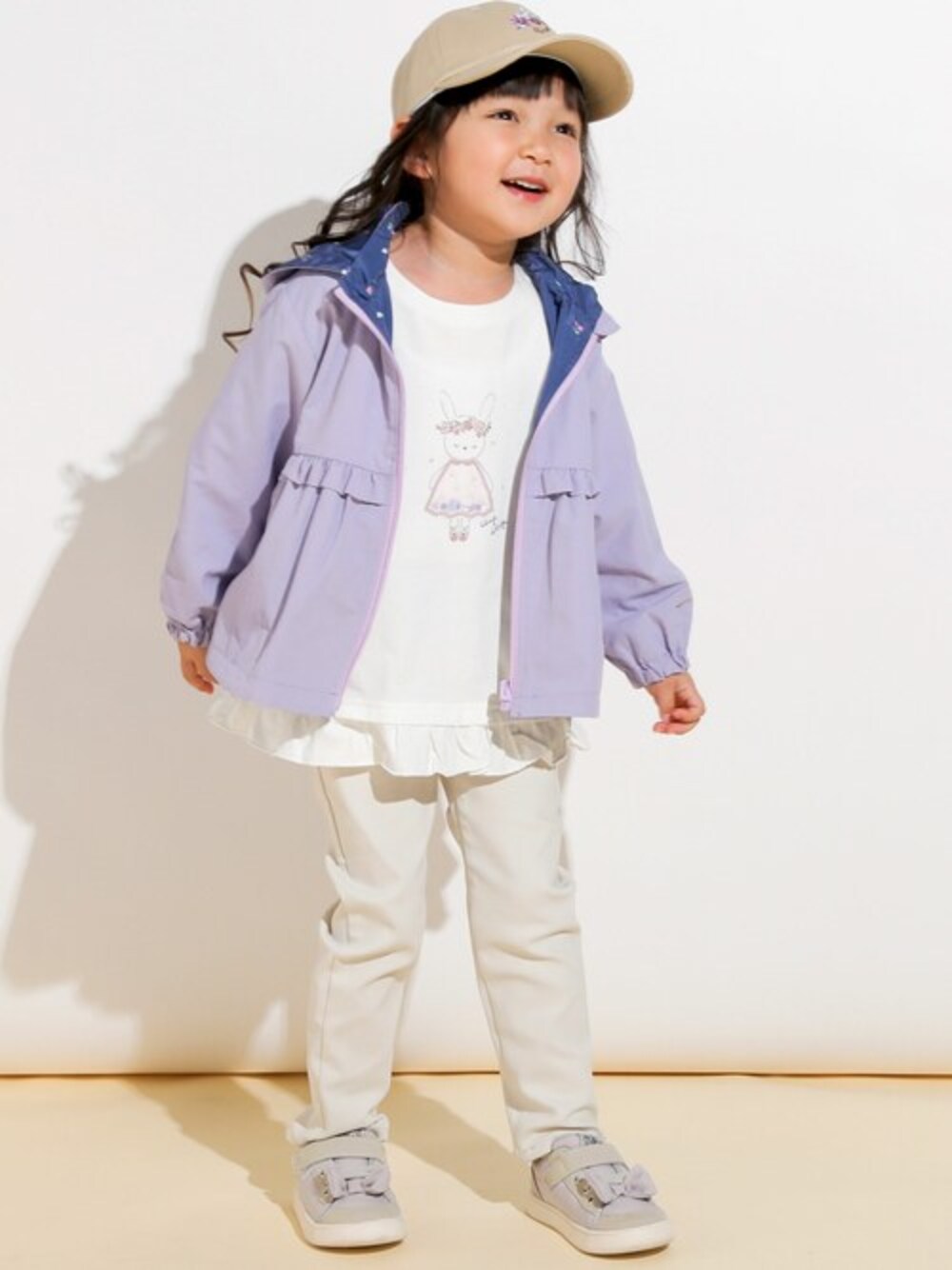 「ブルゾン、キャップ、うさぎ、ストレッチパンツ、春コーデ、ピクニック、ナイロンパーカー、女の子コーデ、SLAPSLIP、スラップスリップ」｜「SLAP SLIPの無地 チェリー 柄 フード 付 リバーシブル タフタ ジャケット (80~130cm)（ブルゾン、パープル系）」を使った、BEBE ONLINE STOREさん（キッズ・110cm）の春コーディネートの1枚目の写真