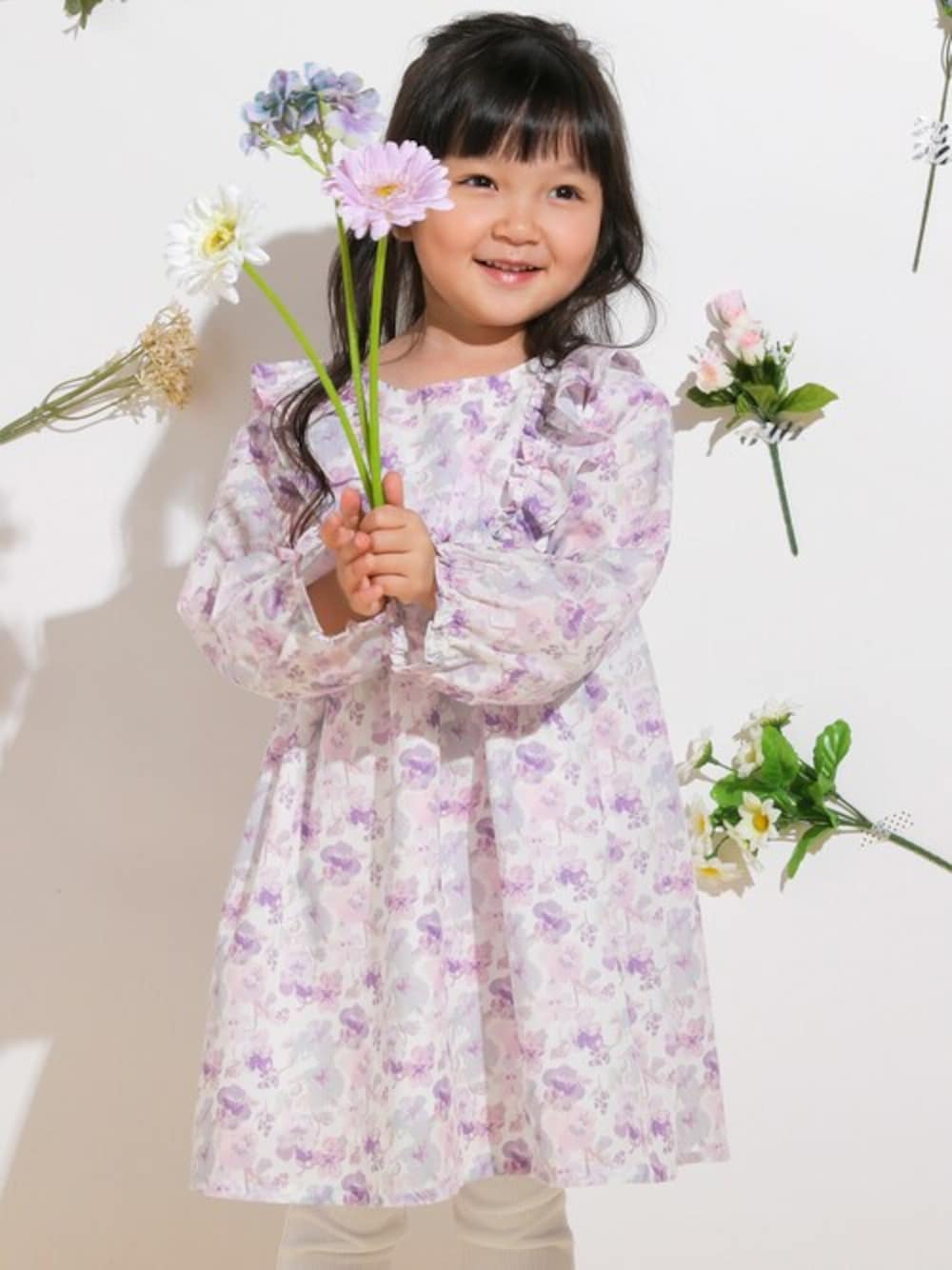 「ワンピース、花柄、レギンス、長袖ワンピース、春コーデ、花柄ワンピース、女の子コーデ、おでかけコーデ、SLAPSLIP、スラップスリップ」｜「SLAP SLIPの肩フリル花柄長袖ワンピース(80～130cm)（ワンピース、パープル系）」を使った、BEBE ONLINE STOREさん（キッズ・110cm）の春コーディネートの1枚目の写真