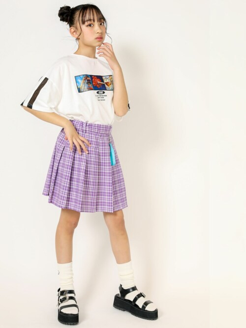 ホワイト系のTシャツ/カットソー、パープル系のその他パンツ、ブラック系のサンダルを着用したキッズの春コーディネートの1枚目の写真