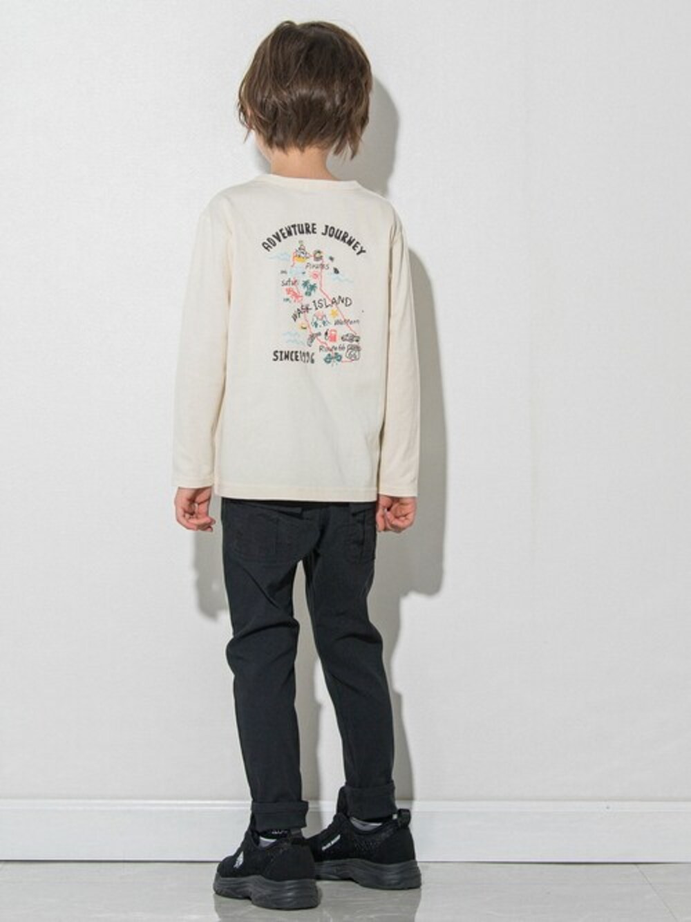 ホワイト系のTシャツ/カットソー、ブラック系のその他パンツを着用したキッズの春コーディネートの1枚目の写真