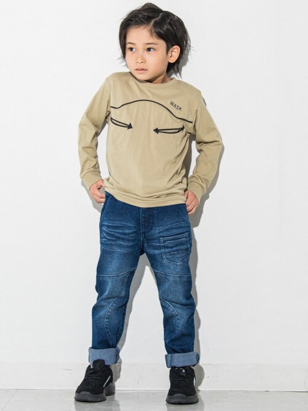 ベージュ系のTシャツ/カットソー、ブルー系のデニムパンツを着用したキッズの春コーディネートの1枚目の写真