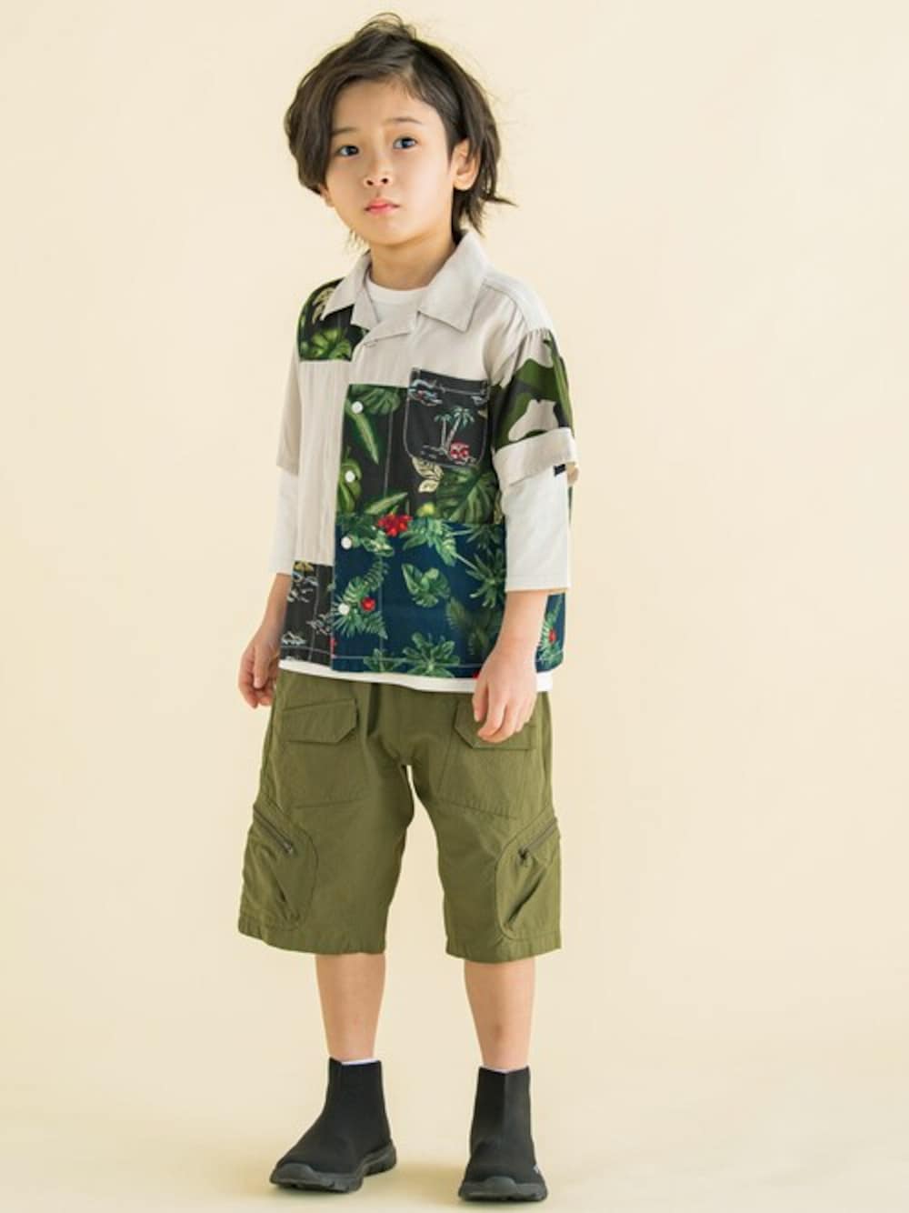 ベージュ系のシャツ/ブラウス、ベージュ系のTシャツ/カットソー、グリーン系のカーゴパンツを着用したキッズの春コーディネートの1枚目の写真