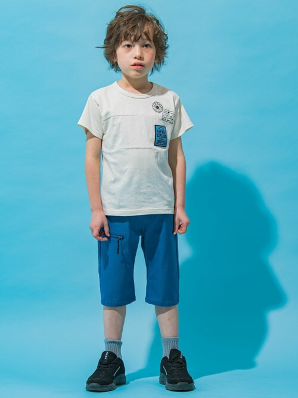ホワイト系のTシャツ/カットソー、ブルー系のその他パンツを着用したキッズの春コーディネートの1枚目の写真