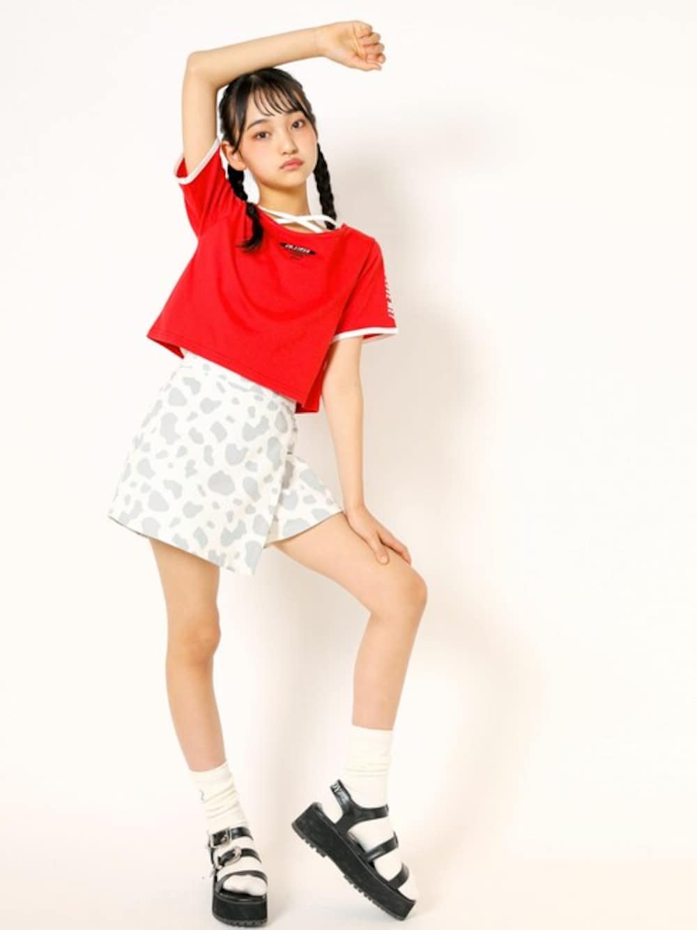 「トレンド、バイカラー、ストリート、アニマル柄、スカパン、通学コーデ、韓国ファッション、ZIDDY、お洒落さんと繋がりたい、y2k」｜「ZIDDYの胸クロスTシャツ(130~160cm)（Tシャツ/カットソー、レッド系）」を使った、BEBE ONLINE STOREさん（キッズ・150cm）の春コーディネートの1枚目の写真