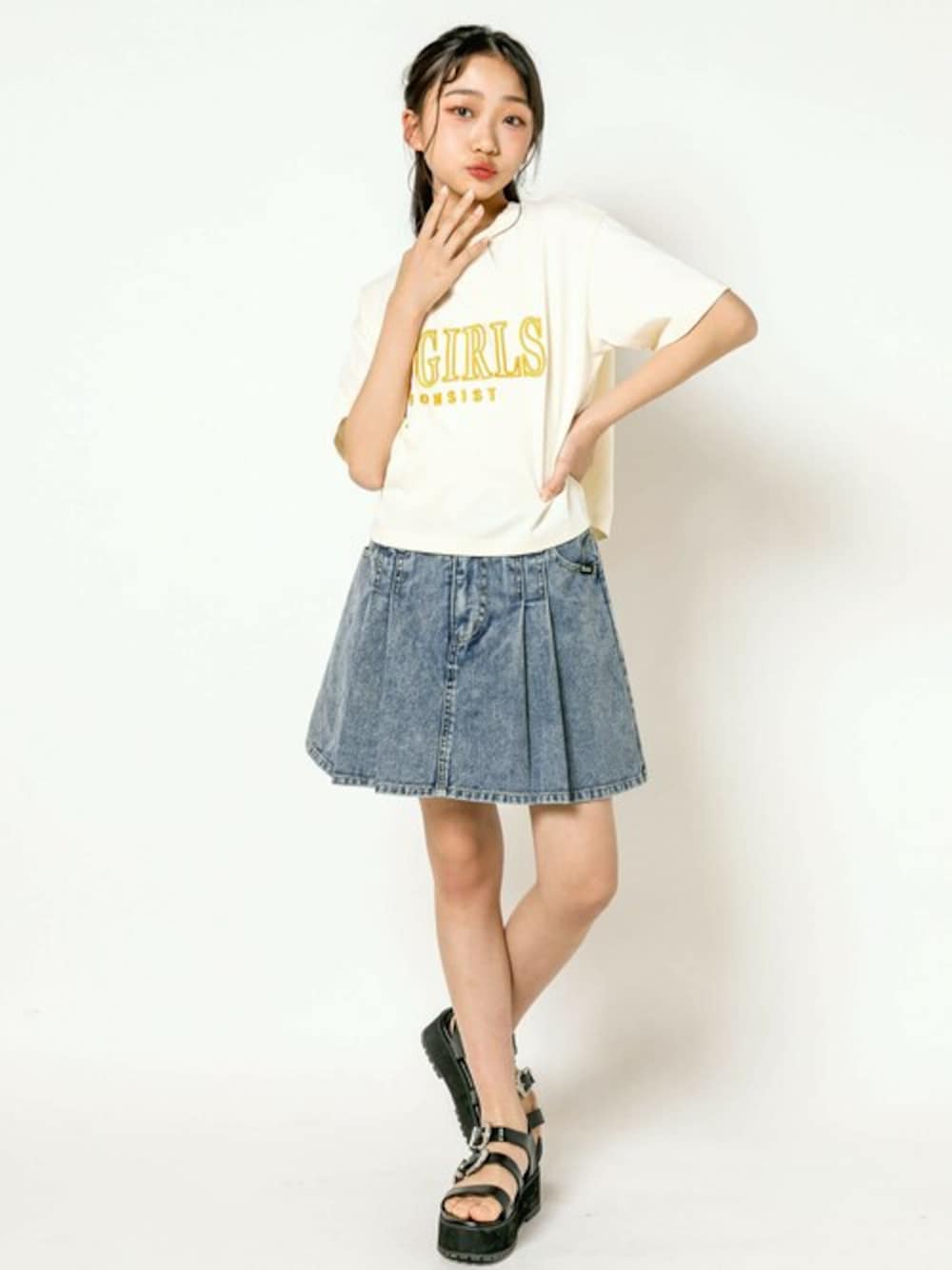 「デニム、Tシャツ、ストリート、刺繍、サンダル、ドロップショルダー、スカパン、韓国ファッション、ZIDDY、お洒落さんと繋がりたい」｜「ZIDDYの立体ロゴ刺繍ショート丈Tシャツ(130~160cm)（Tシャツ/カットソー、ホワイト系）」を使った、BEBE ONLINE STOREさん（キッズ・150cm）の春コーディネートの1枚目の写真