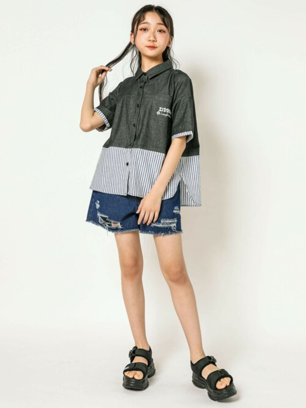 ブラック系のシャツ/ブラウス、ブラック系のデニムパンツ、ブラック系のサンダルを着用したキッズの春コーディネートの1枚目の写真